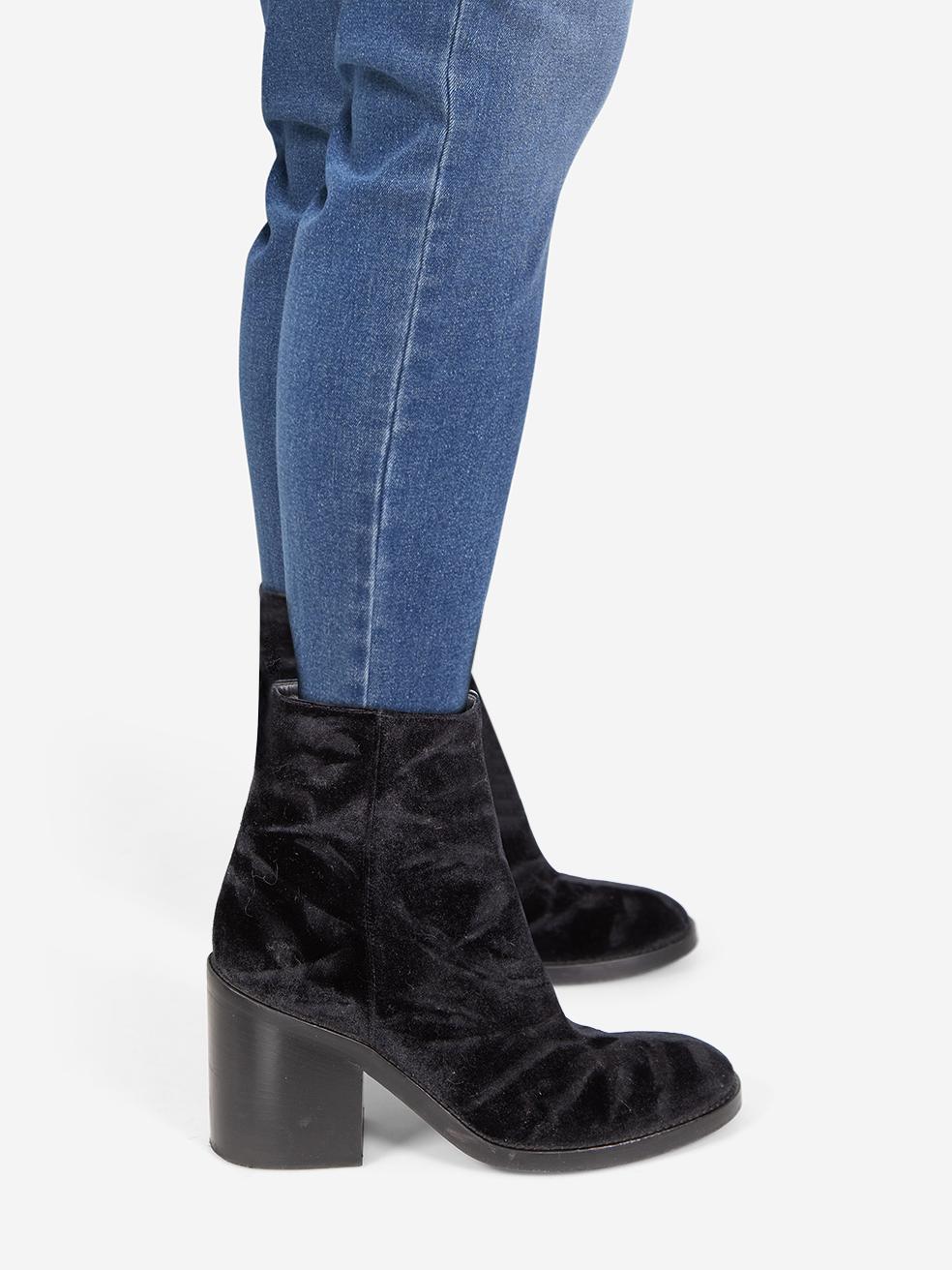 L'ÉTAT est très bon. L'usure des bottes est minime. Usure minimale aux deux talons où l'abrasion est évidente sur cet article de revente de designer Ann Demeulemeester utilisé.
 

 

 

 Détails
 

 

 Noir
 

 Velours
 

 Bottines
 

 Bout rond
 

