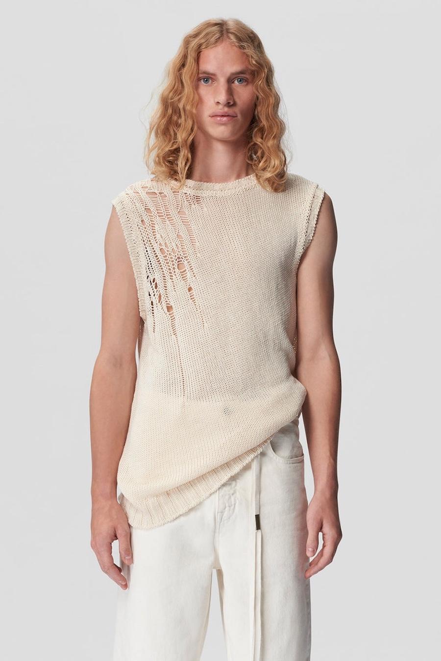 Pull-over débardeur Fabian Ann Demeulemeester. Non portés. Confectionné en lin crème et soie (70:30), il présente une maille fluide et ample et des détails usés parfaitement placés. Il présente une coupe longue et drapée, une encolure ras du cou et