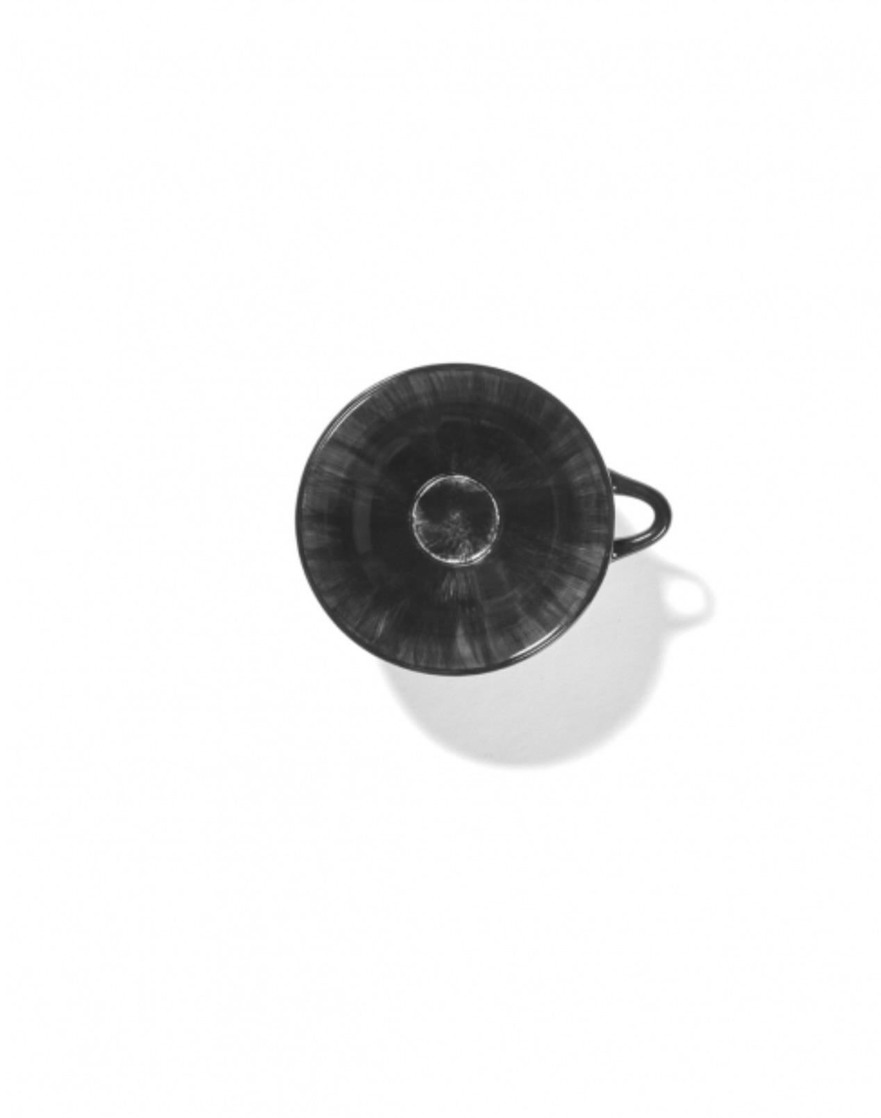 Set aus zwei handbemalten 11-Zentimeter-Porzellanbechern von Ann Demeulemeester. Diese Tassen haben eine glänzende schwarze Glasur auf einem cremefarbenen Boden. Der Kontrast zwischen matt und glänzend, aber auch der Kontrast zwischen Schwarz und