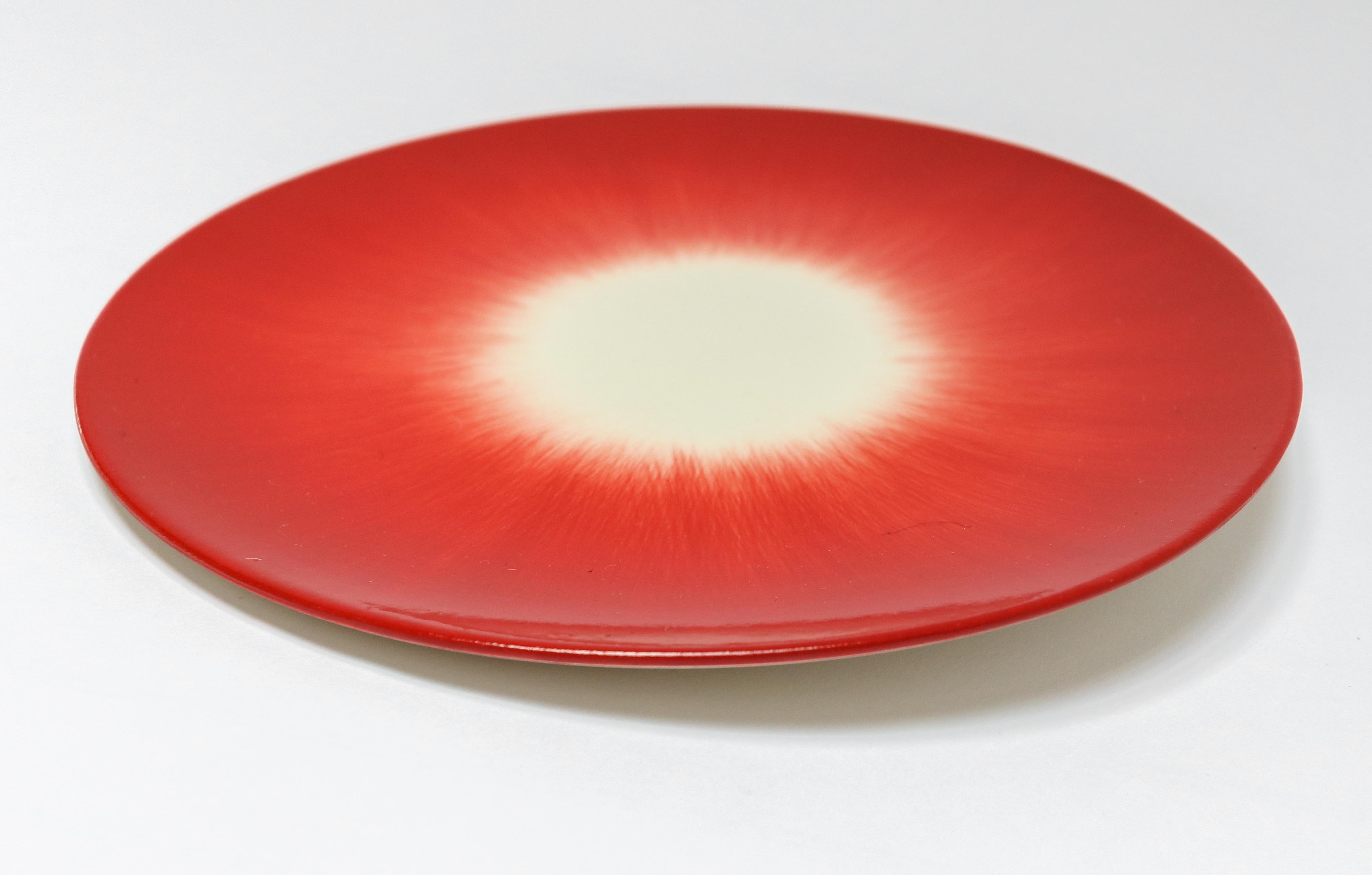 Ann Demeulemeester for Serax Dé bread plate in off white / red. Hand painted with a starburst pattern. 14cm diameter x 0.7 cm high. Must be purchased in quantities of two.