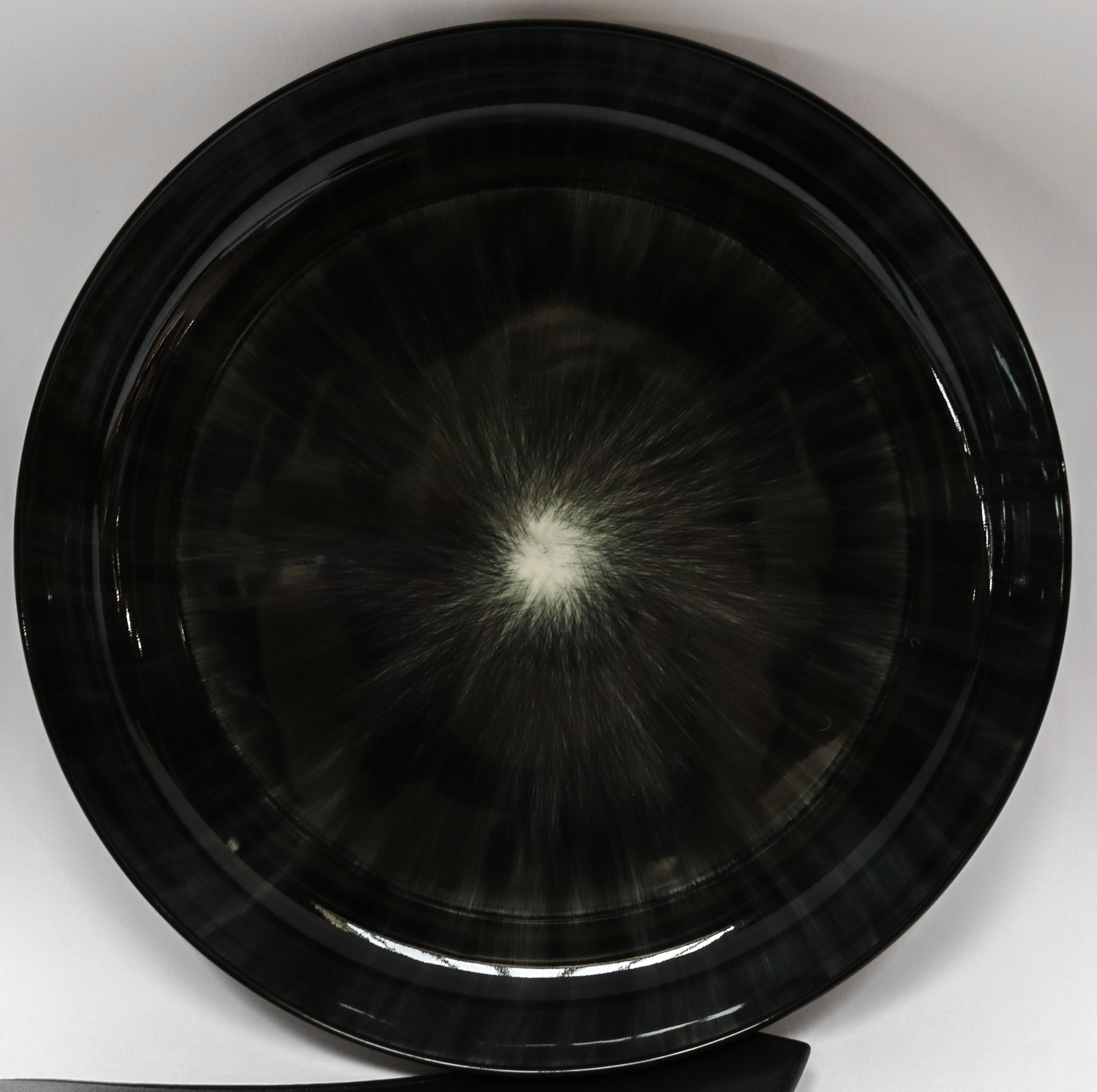 Ann Demeulemeester for Serax Dé x-large high plate / bowl in black / off white. Hand painted with a starburst pattern. Measures: 27 cm diameter x 4.2 cm high. Must be purchased in quantities of two.