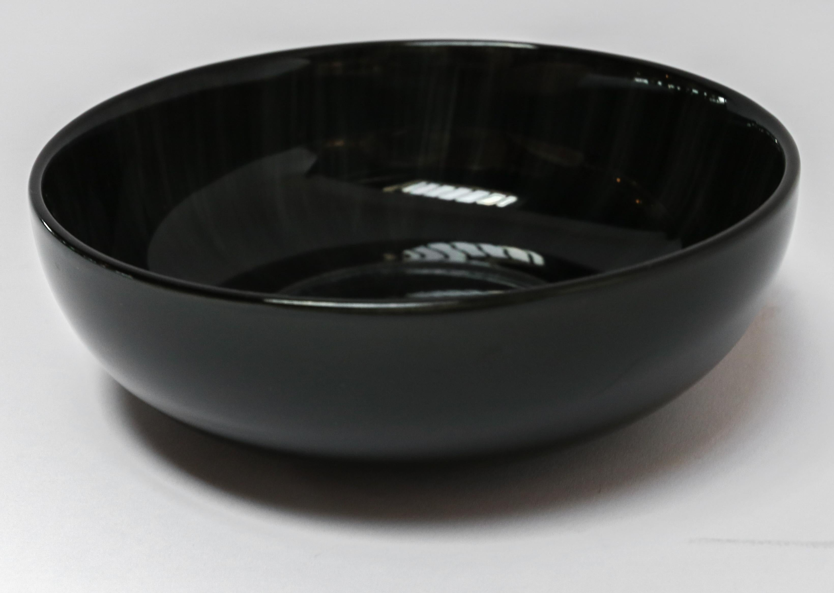 Ann Demeulemeester for Serax Dé x-small high plate / bowl in black / off white. Hand painted with a starburst pattern. Measures: 12.9cm diameter x 4.2 cm high. Must be purchased in quantities of two.