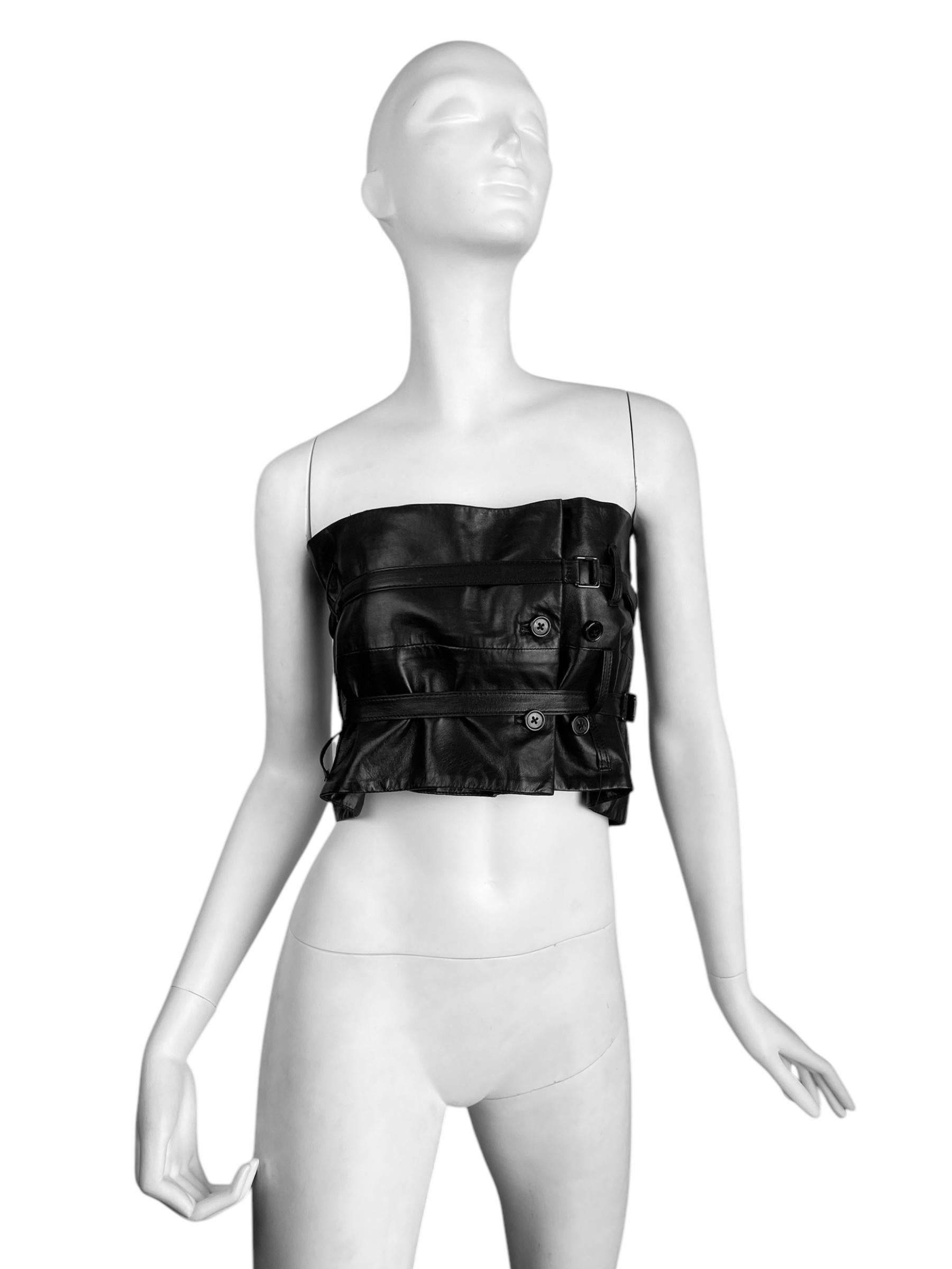 BRAND : ANN DEMEULEMEESTER

DESIGNER : ANN DEMEULEMEESTER 

YEAR/DECADE : FALL/WINTER 2010

SIZE : 38 FITS FROM S TO M

MADE IN : BELGIUM

COMPOSITION : 100% LAMB LEATHER

CONDITION : EXCELLENT

NOTE : SEEN ON THE LAST LOOK ON THE RUNWAY

Mannequin