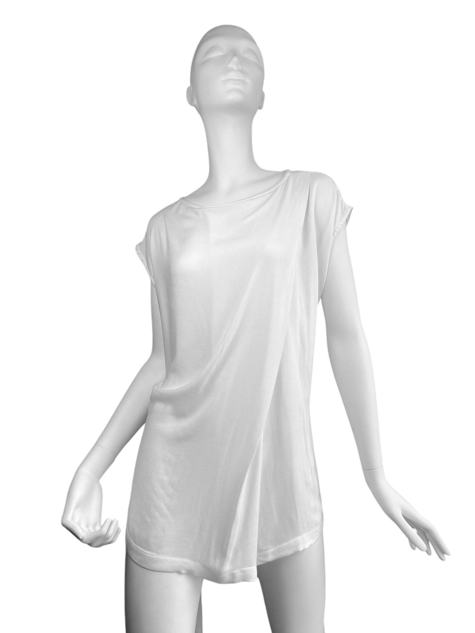 BRAND : ANN DEMEULEMEESTER

DESIGNER : SÉBASTIEN MEUNIER

YEAR/DECADE : FALL/WINTER

SIZE : 40 FITS FROM S TO XL

MADE IN : POLAND

COMPOSITION : 100% RAYON

CONDITION : EXCELLENT

NOTE : /

Mannequin is a size S.