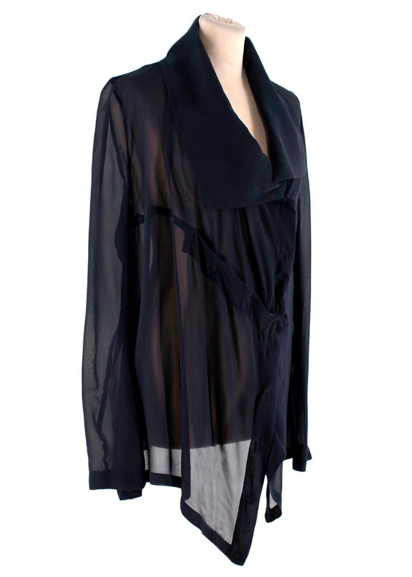 Ann Demeulemeester Marineblaue Asymmetrische Seidenbluse 
 

 - Dunkelmarinefarbene, durchsichtige Seidenbluse mit asymmetrischem Druckknopfverschluss vorne und zusätzlichem dekorativen Druckknopfbesatz
 - Schalkragen
 

 Materialien:
 100% Seide
