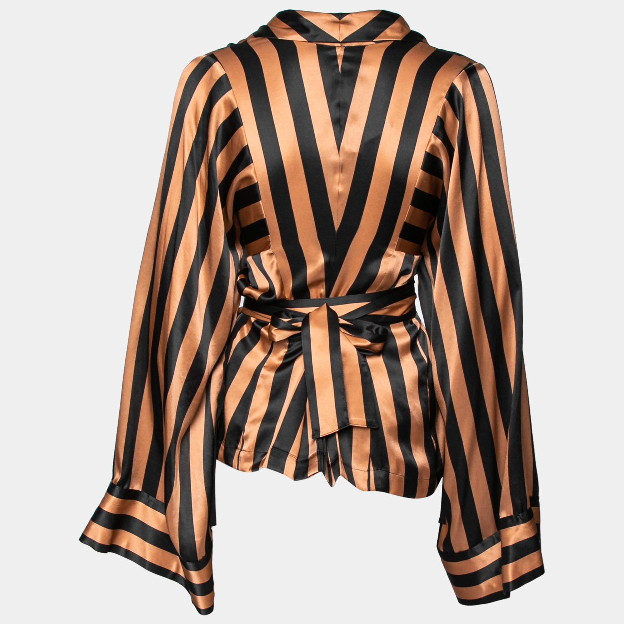 Questa camicetta di Ann Demeulemeester ti farà apparire elegante e alla moda. È realizzato in seta e presenta maniche lunghe e tasche. La camicetta a portafoglio è dotata di una cintura che accentua la silhouette femminile. Indossa un look chic con