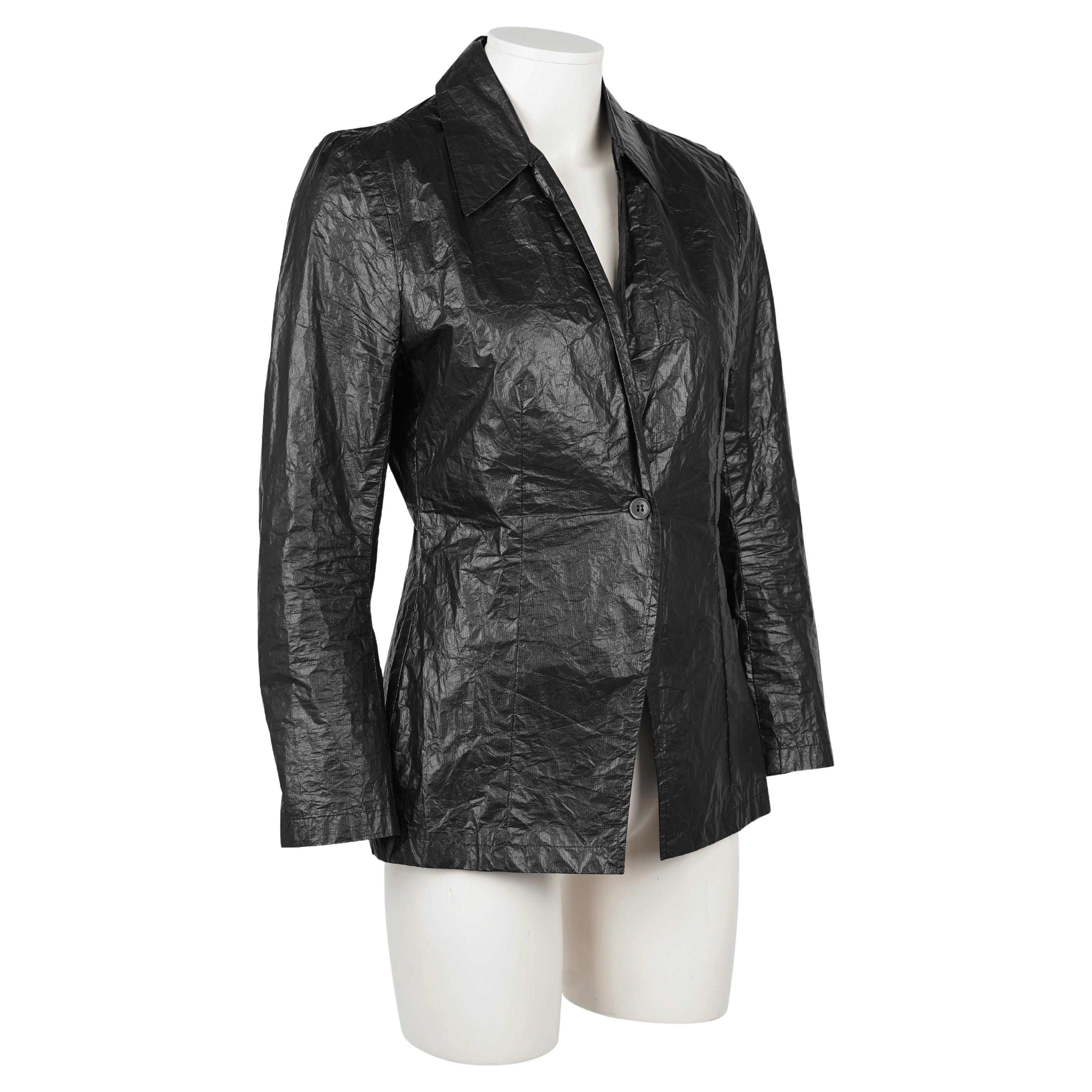 Dieser maßgeschneiderte schwarze Blazer aus der Frühjahr/Sommer-Kollektion 1996 von Ann Demeulemeester ist ein ikonisches und außergewöhnlich seltenes Stück. Er ist aus leichtem, hochglänzendem Polyethylen gefertigt - ein Material, das wegen seiner