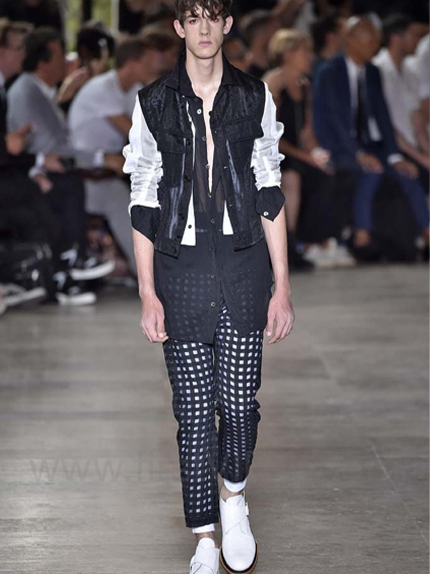 - Conçu par Ann Demeulemeester
- Printemps Eté 2016
- Pièce de défilé
- Pantalon noir à carreaux semi-transparents
- Coupe droite et large
- Fermeture à boutons multiples
- Motif transparent en damier
- Excellent état
- Matières : 56% Cupro - 32%