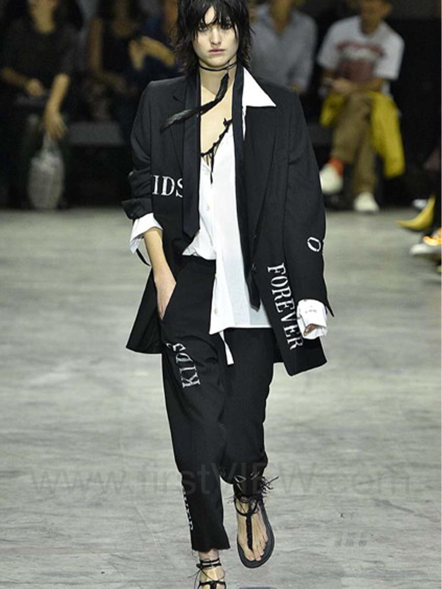 - Conçu par Sébastien Meunier
- Pantalon noir Forever Kids
- Printemps Eté 2018
- Pièce de défilé
- La taille est un 44 pour les femmes, mais elle est vraiment grande.
- Peut également être porté par les hommes
- Taille élastique
- la jambe droite