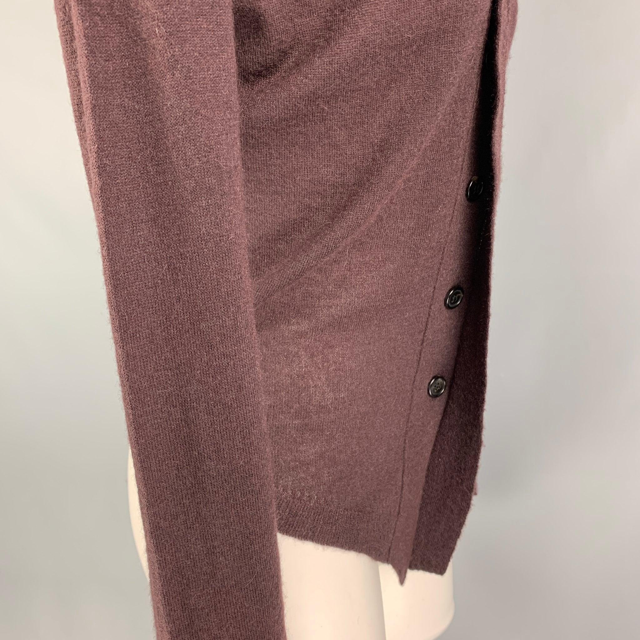 ANN DEMEULEMEESTER cardigan comes in a burgundy knitted cashmere blend featuring a shawl collar and a hidden placket closure.
Excellent
Pre-Owned Condition. 

Marked:   38 

Measurements: 
 
Shoulder: 15.5 inches Bust: 36 inches Sleeve:
32.5 inches