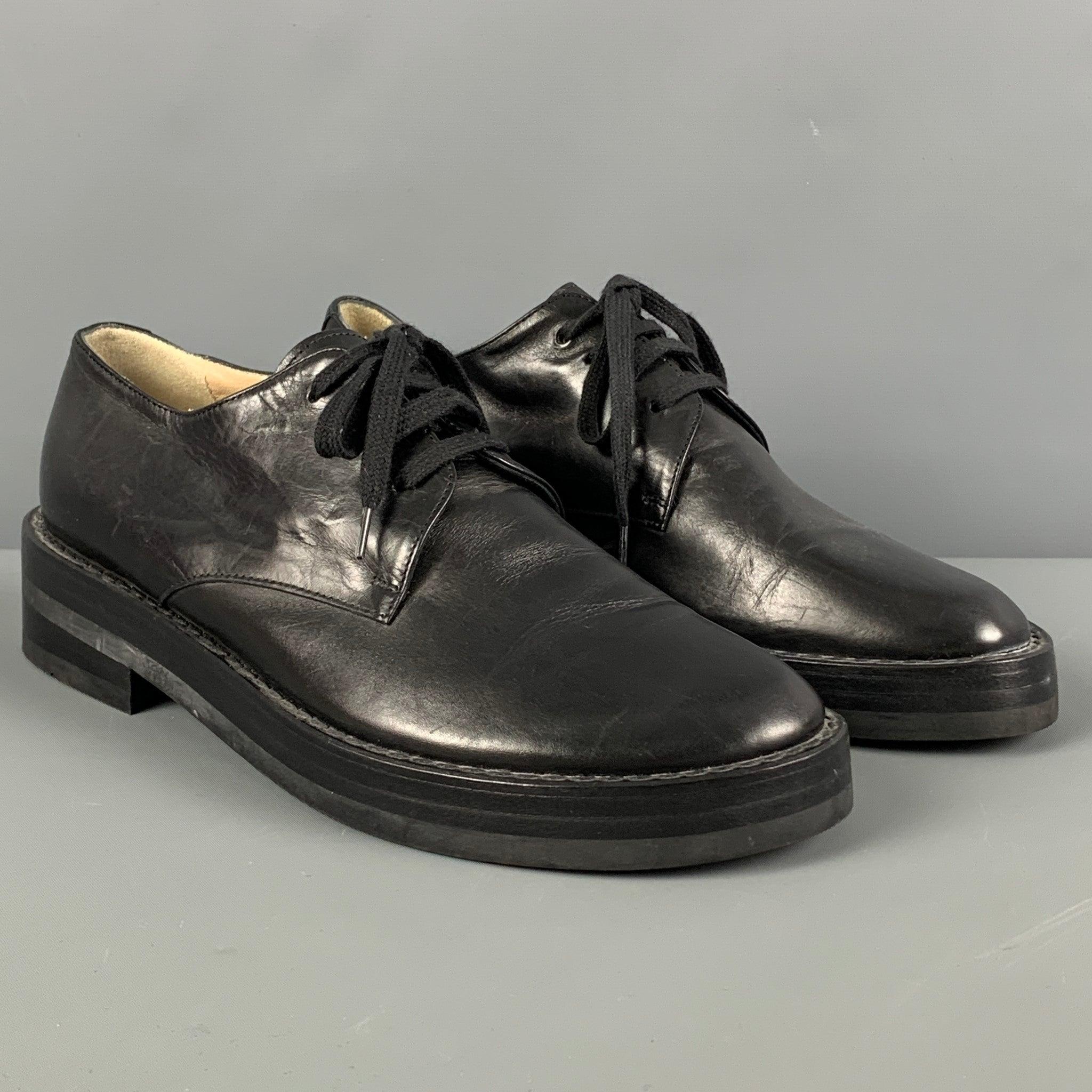 Les chaussures ANN DEMEULEMEESTER sont en cuir noir et présentent une semelle compensée ainsi qu'une fermeture à lacets. Fabriquées en Italie.
Très bien
Etat d'occasion. Légère usure. En l'état.  

Marqué :   37.5Semelle : 10.75 pouces  x 4,25