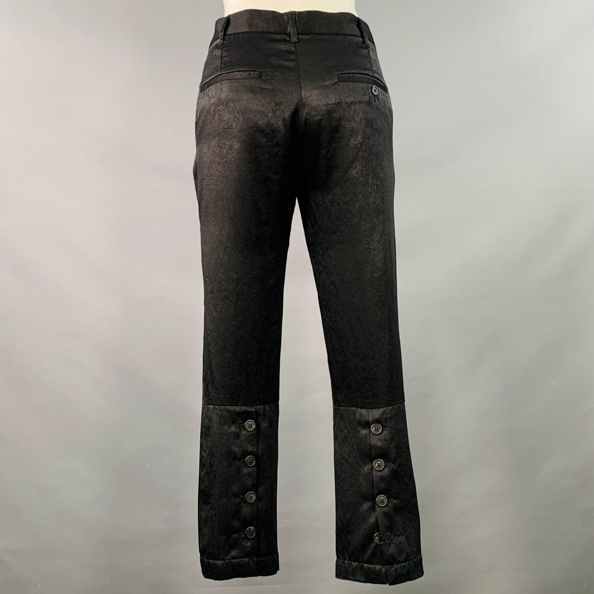 ANN DEMEULEMEESTER Kleid Hose
aus schwarzem Acetat-Mischgewebe mit flacher Vorderseite, spitz zulaufendem Bein mit Knopfmanschette und Reißverschluss.Hervorragender, gebrauchter Zustand. 

Markiert:   FR 40 

Abmessungen: 
  Taille: 34 Zoll