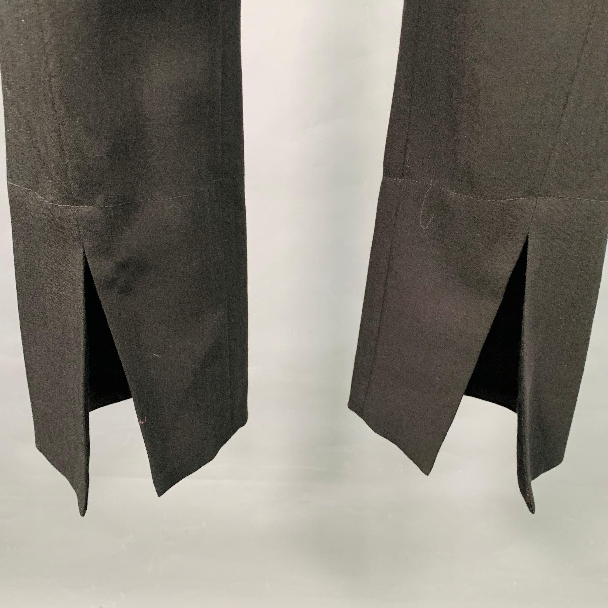 ANN DEMEULEMEESTER Kleid Hose
aus schwarzer Wolle mit flacher Vorderseite, Schlitz am Knöchel und Reißverschluss am Hosenschlitz. Ausgezeichneter Pre-Owned Zustand. 

Markiert:   FR 40 

Abmessungen: 
  Taille: 34 Zoll Erhöhung: 8,5 Zoll Innennaht:
