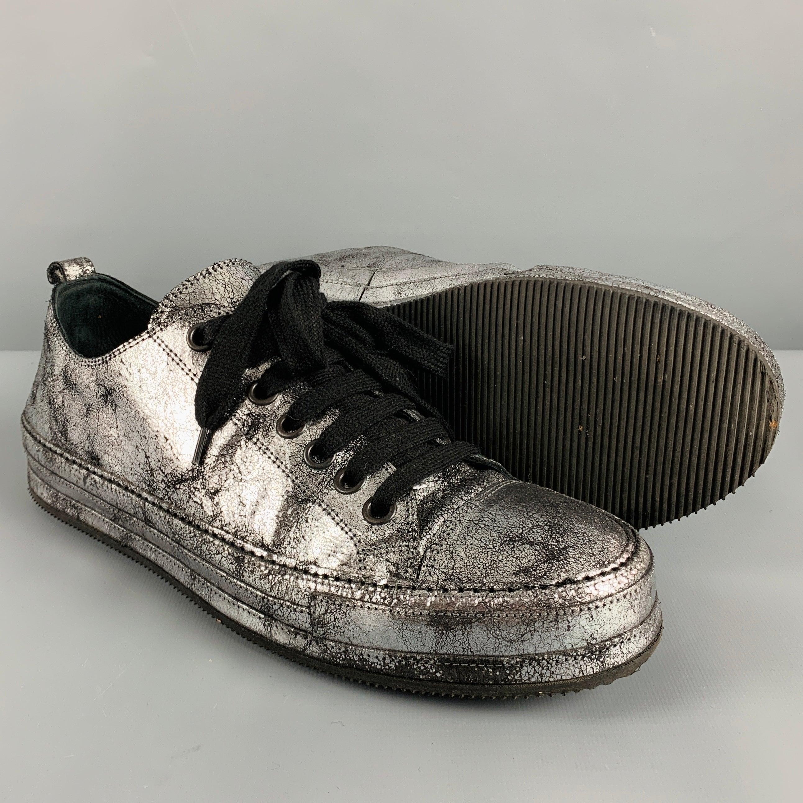 ANN DEMEULEMEESTER Taille 9 Silver Black Metallic Leather Lace Up Sneakers en vente 1
