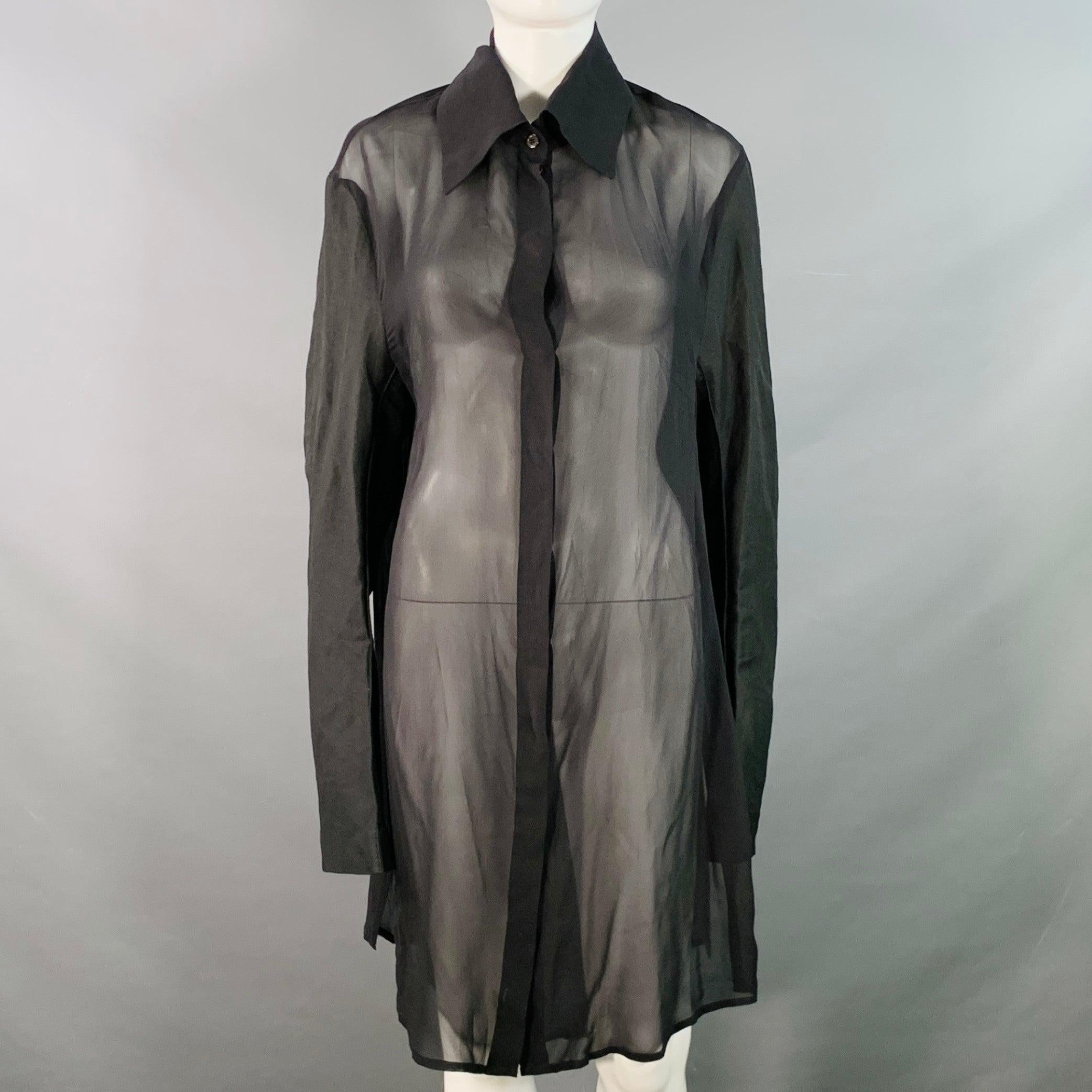 Ann Demeulemeester - trench
in tessuto misto lino nero, caratterizzato da uno stile a strati con gilet esterno a righe tonali a doppio petto e camicia interna trasparente con bottoni, bavero a punta e chiusura a bottoni con cintura. Made in