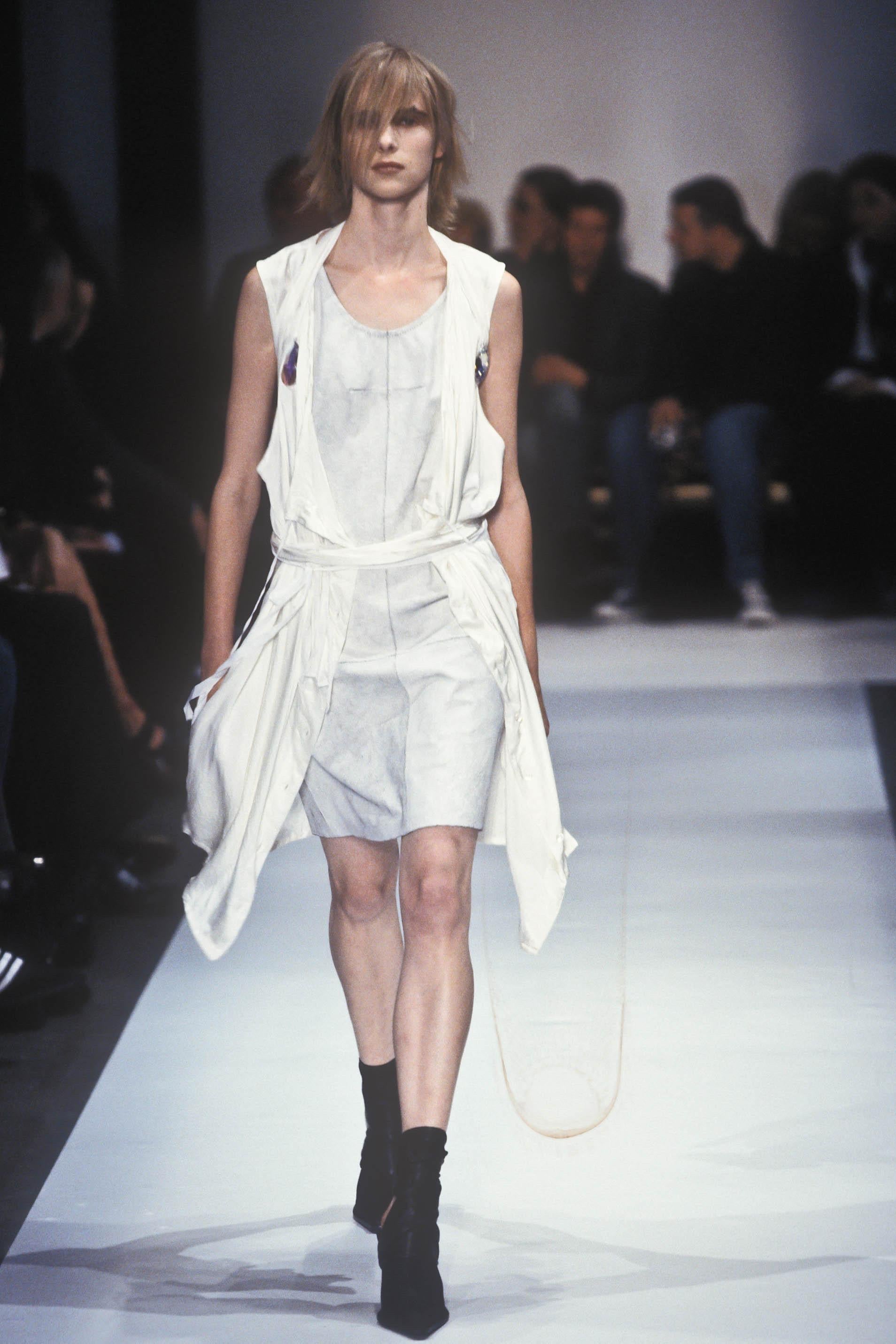BRAND : ANN DEMEULEMEESTER

DESIGNER : ANN DEMEULEMEESTER 

YEAR/DECADE : SPRING/SUMMER 2002

SIZE : 38 FITS FROM S TO M

MADE IN : BELGIUM

COMPOSITION : 100% LEATHER

CONDITION : EXCELLENT

NOTE : SEEN ON THE RUNWAY IN WHITE

Mannequin is a size S.