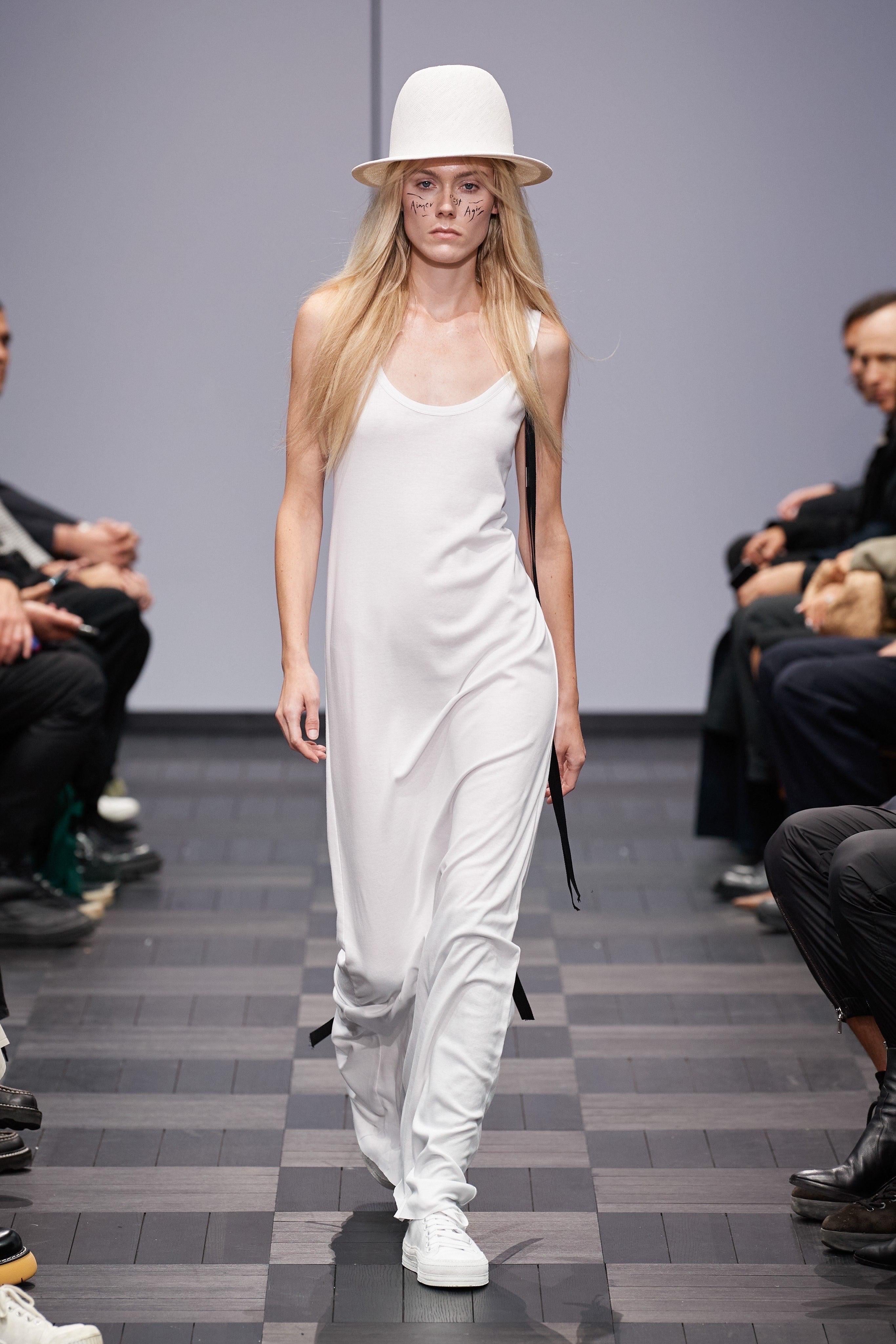 BRAND : ANN DEMEULEMEESTER

DESIGNER : GHOST TEAM

YEAR/DECADE : SPRING/SUMMER 2022

SIZE : S FITS FROM S TO M

MADE IN : PORTUGAL

COMPOSITION : 100% COTTON

CONDITION : VERY GOOD

NOTE : SEEN ON THE RUNWAY IN WHITE

Mannequin is a size S.