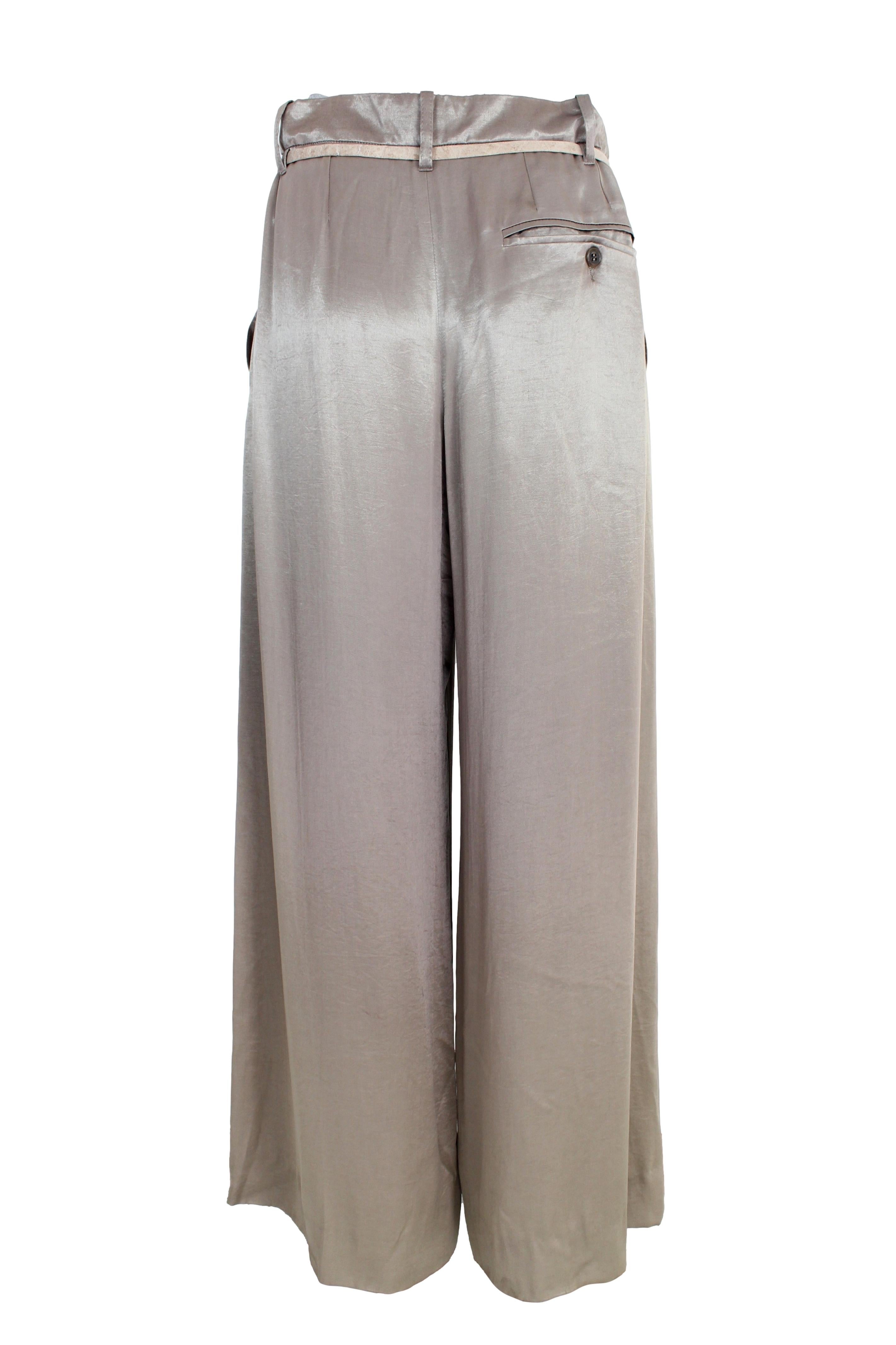 Ann Demeulemeester vintage 90s trousers. Palazzo trousers, soft style. Taupe color, concealed button closure. 53% rayon fabric, 47% acetate, 100% leather waist belt. Made in Belgium

Condition: Excellent

Item used few times, it remains in its