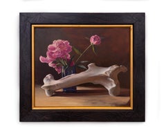 Cow Bone and Peonies (Surreales Stillleben mit Erdtönen und Rosa und Lila)