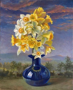 Atardecer de narcisos (Bodegón de narcisos amarillos en jarrón azul contra un atardecer grisáceo)