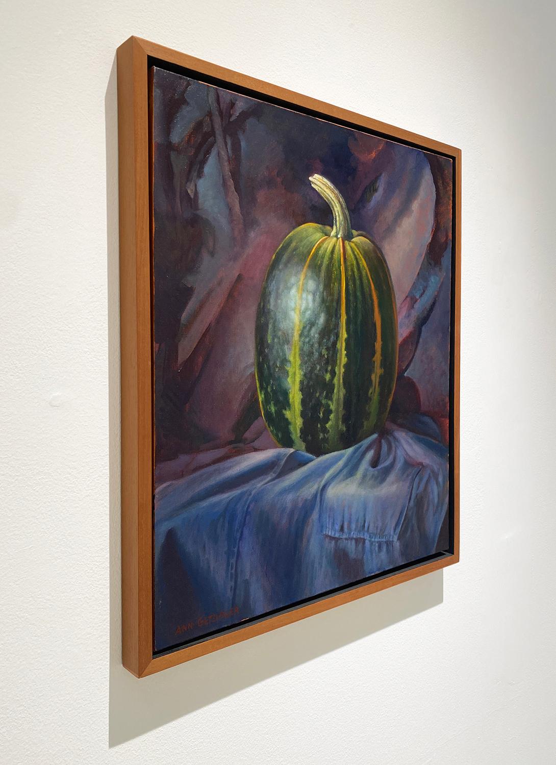 Geheimnisvoller Kürbis (Hyperrealistischer grüner und oranger Kürbis und Stoffhintergrund) – Painting von Ann Getsinger