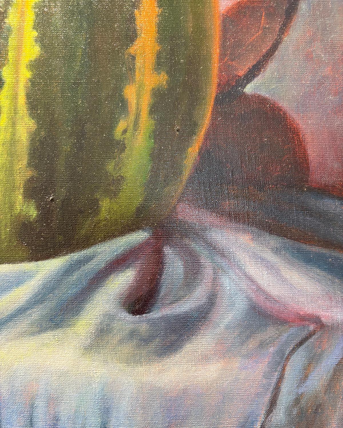 Geheimnisvoller Kürbis (Hyperrealistischer grüner und oranger Kürbis und Stoffhintergrund) (Grau), Still-Life Painting, von Ann Getsinger