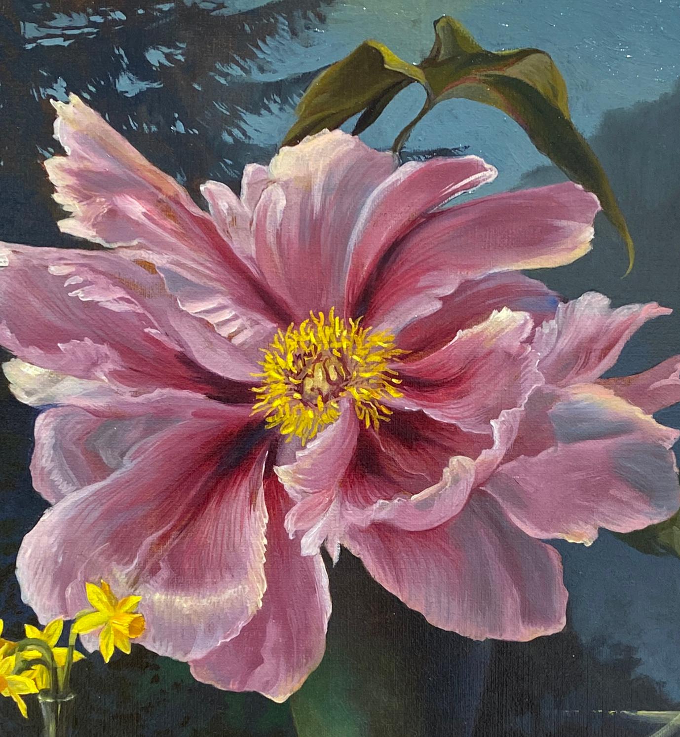 Pfingstrose (Rosa Pfingstrose mit gelber Mitte und kleinerer Narzisse Realistisches Stilleben) – Painting von Ann Getsinger