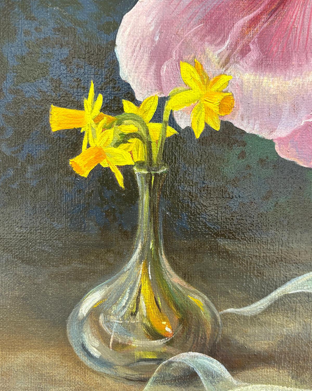 Pfingstrose (Rosa Pfingstrose mit gelber Mitte und kleinerer Narzisse Realistisches Stilleben) (Realismus), Painting, von Ann Getsinger