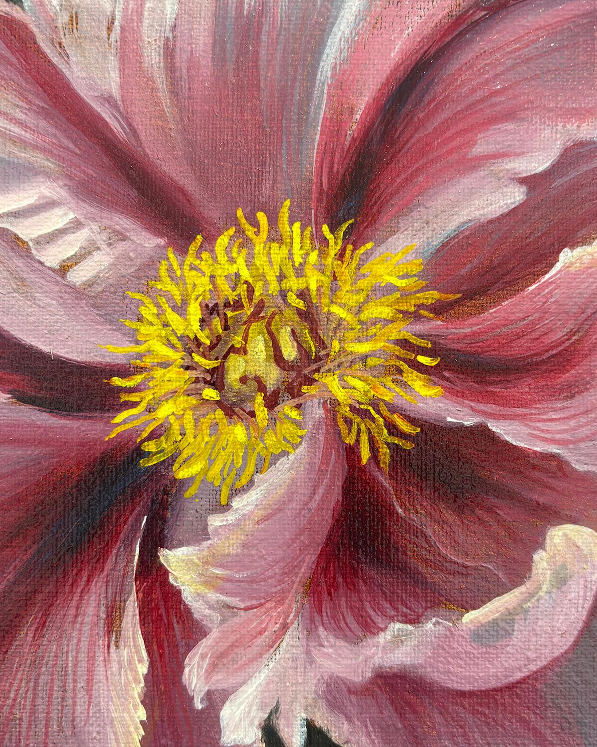 Pfingstrose (Rosa Pfingstrose mit gelber Mitte und kleinerer Narzisse Realistisches Stilleben) (Grau), Landscape Painting, von Ann Getsinger