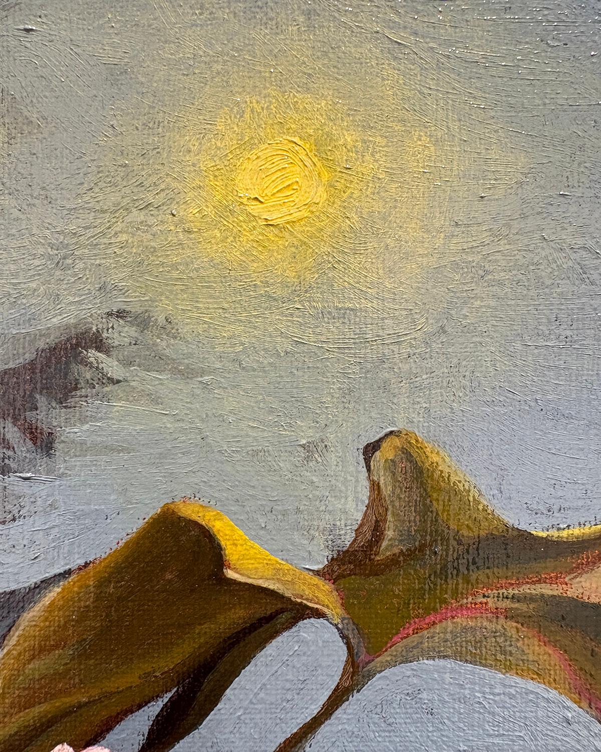 Pfingstrose (Rosa Pfingstrose mit gelber Mitte und kleinerer Narzisse Realistisches Stilleben)
Made is 2023, von der Künstlerin Ann Getsinger aus Berkshire 
Öl auf Leinen, 20 x 16 Zoll
Signiert, unten links

Ann Getsinger ist Ölmalerin und hat ihr
