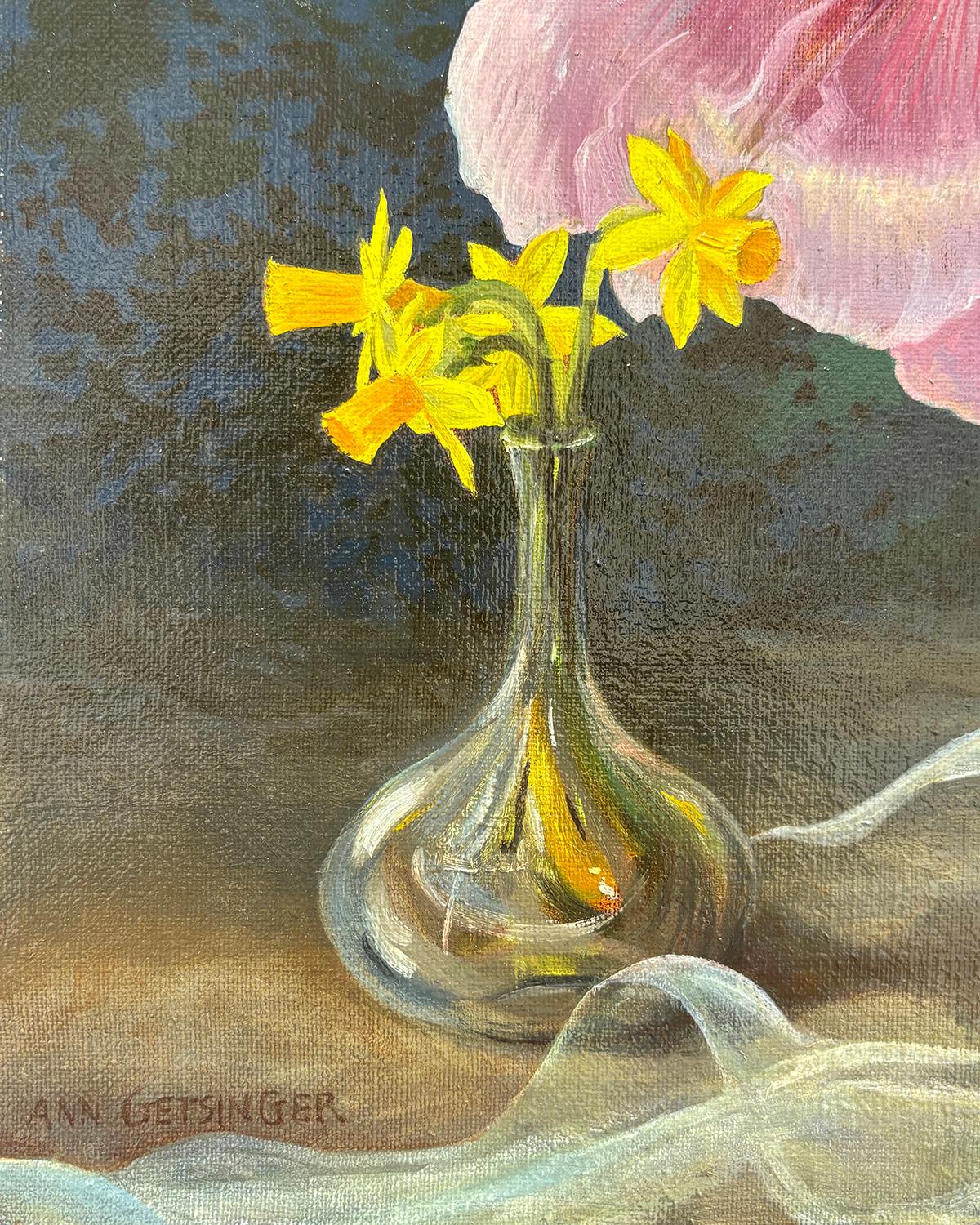 Pfingstrose (Rosa Pfingstrose mit gelber Mitte und kleinerer Narzisse Realistisches Stilleben) im Angebot 2