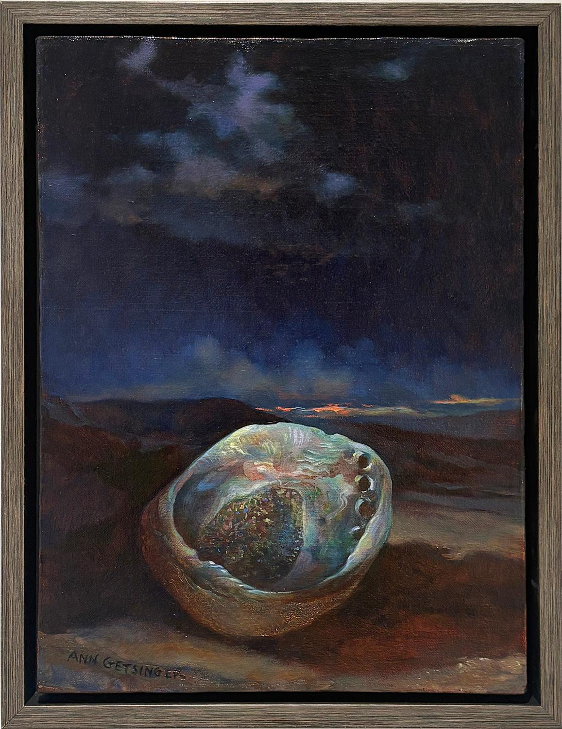 Cuenco de conchas (Bodegón realista de conchas iridiscentes contra un paisaje tormentoso) - Painting de Ann Getsinger