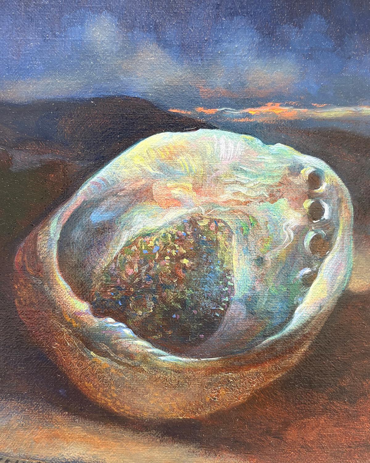 Cuenco de conchas (Bodegón realista de conchas iridiscentes contra un paisaje tormentoso) - Landscape Painting Negro de Ann Getsinger