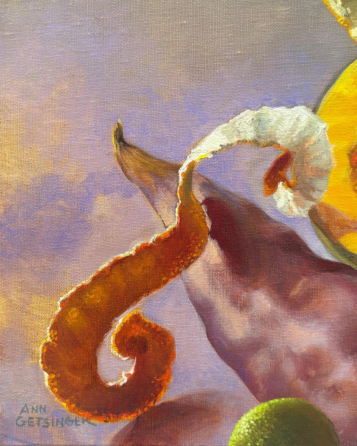 Aufhängung (Hyperrealistisches Blumen- und Gemüsestillleben vor Wolken)
Made is 2021, von der Künstlerin Ann Getsinger aus Berkshire 
Öl auf Leinen, 20 x 24 Zoll
Signiert, unten links

Ann Getsinger ist Ölmalerin und hat ihr Haus und Studio in der