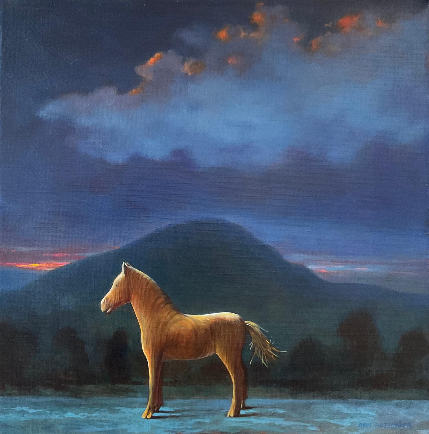 Still-Life Painting di Ann Getsinger - Serie Cavallo giocattolo: Notte (Natura morta realistica con cavallo giocattolo contro il cielo notturno)