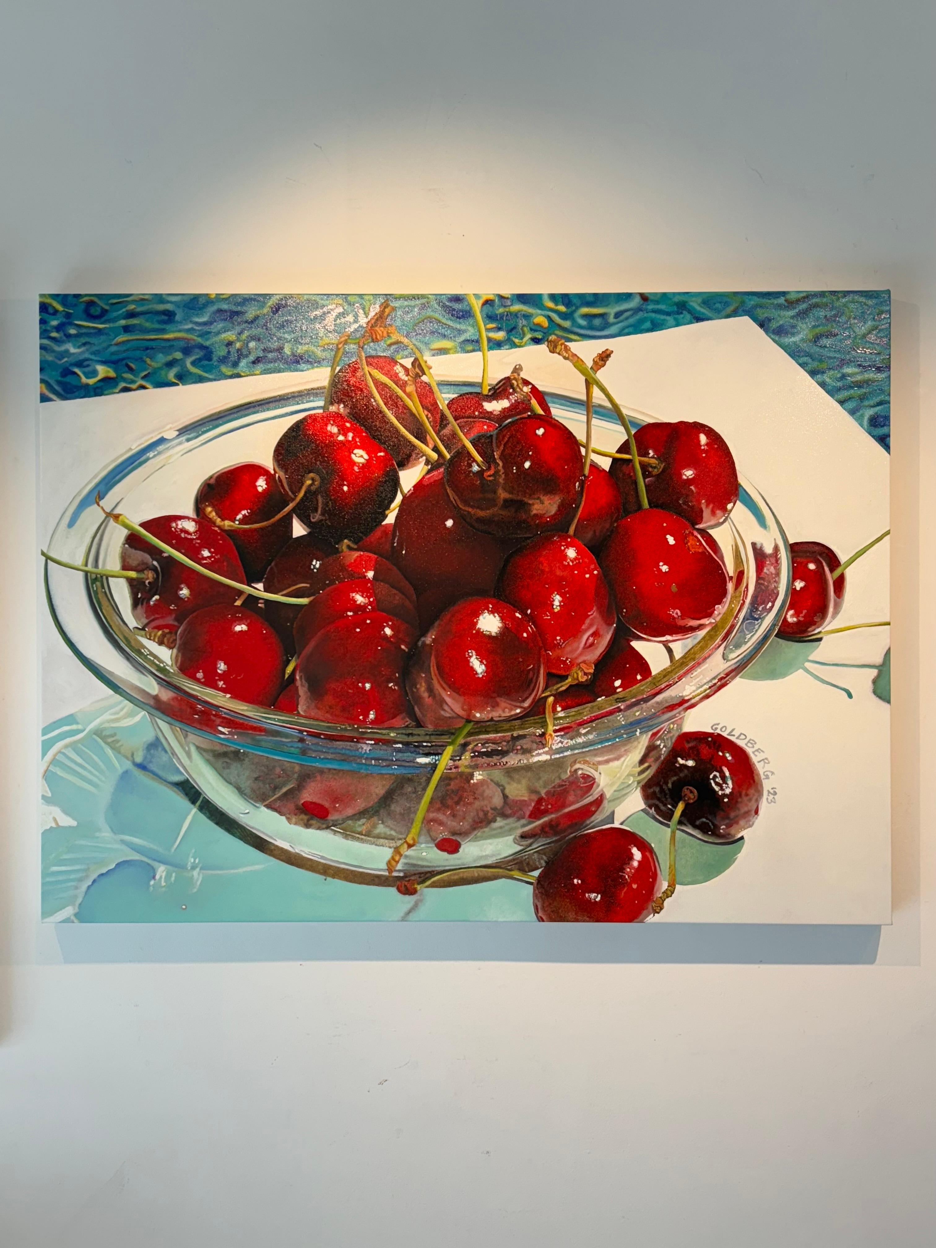 Kirschen in Glasschale -Originales realistisches Ölgemälde von Früchten- Zeitgenössische Kunst (Fotorealismus), Art, von Ann Goldberg
