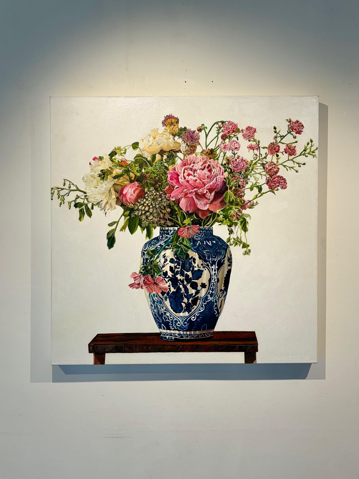 Vase des Frühlings Lights -Original Realismus Stillleben Ölgemälde- Zeitgenössische Kunst (Grau), Still-Life Painting, von Ann Goldberg