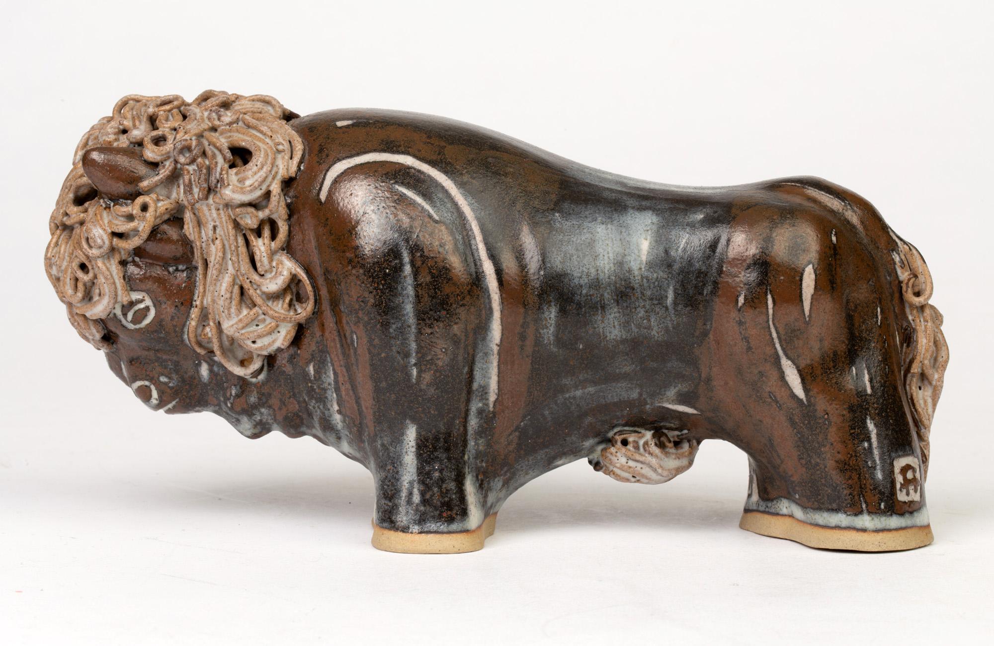 Moderne Figure sculpturale en bison de l'atelier de poterie Ann & John Farquharson en vente