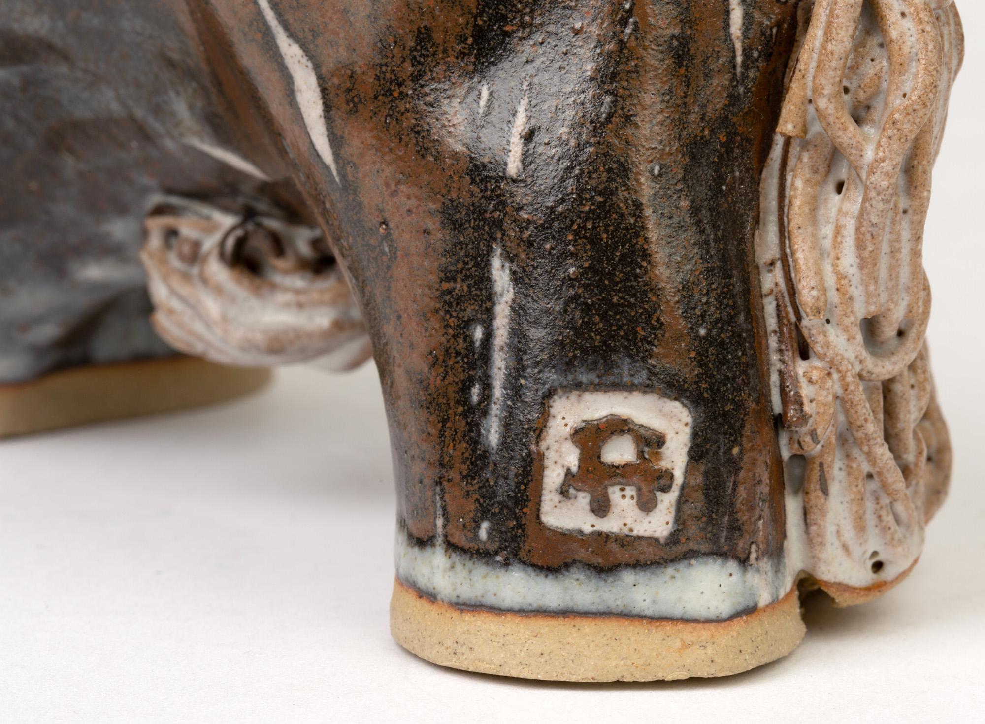 Fait main Figure sculpturale en bison de l'atelier de poterie Ann & John Farquharson en vente