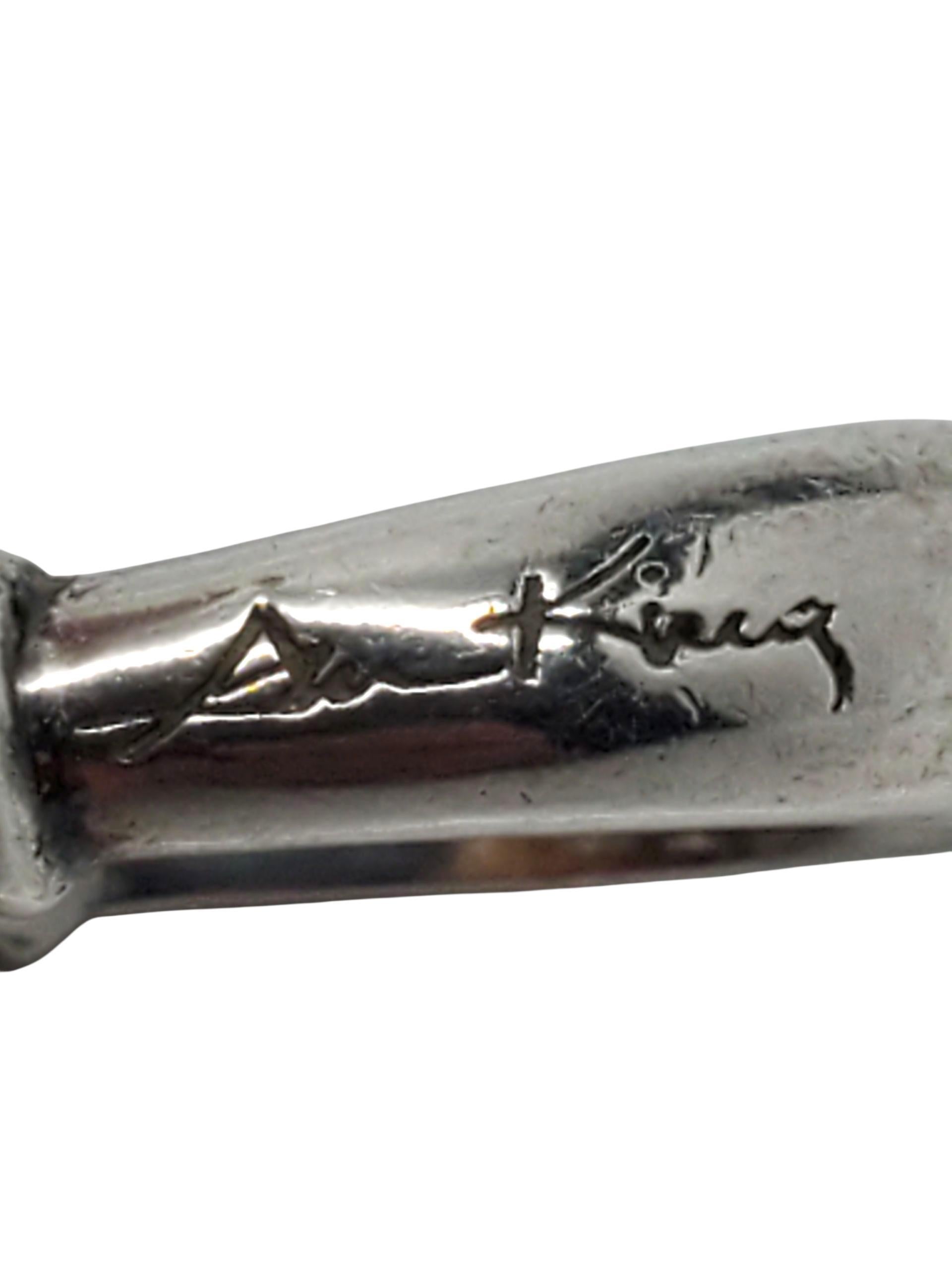 Anillo de mariposa Ann King de plata de ley de 18 quilates y cuarzo azul -

Este elegante anillo Ann King de plata de ley y oro de 18 quilates presenta una gema facetada de cuarzo azul claro (11,9 mm x 9,8 mm) en un detallado engaste de volutas