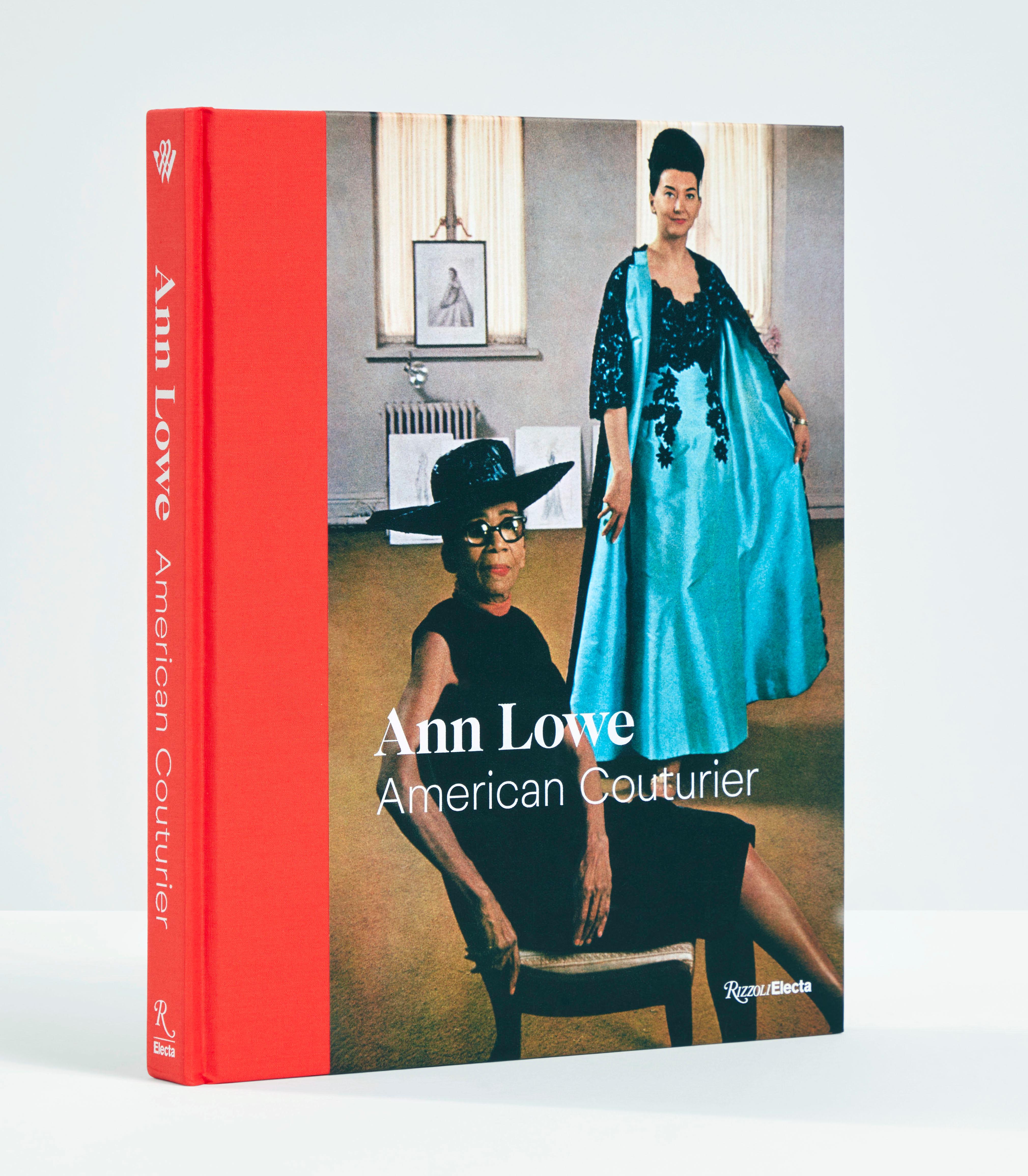Le volume illustré définitif sur l'œuvre et la vie d'Ann Lowe, un couturier consommé qui a conçu de somptueuses robes de soirée et de mariée pour les membres du registre social américain, une femme noire qui travaillait dur dans les coulisses et