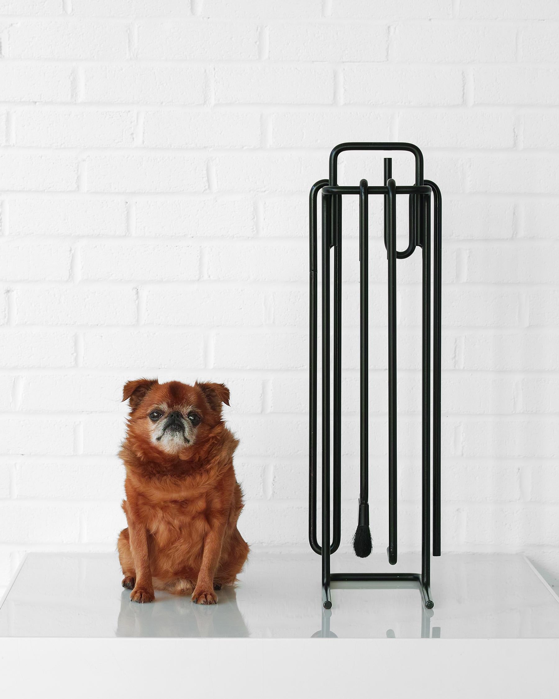 Nous vous présentons ce sculptural ensemble d'outils de cheminée moderne réalisé par Ann Maes pour Mace-Line, 1977, Pays-Bas. Cet ensemble de 5 pièces comprend une pince, un balai, une pince à bûches, un tisonnier et un support. L'ensemble est en