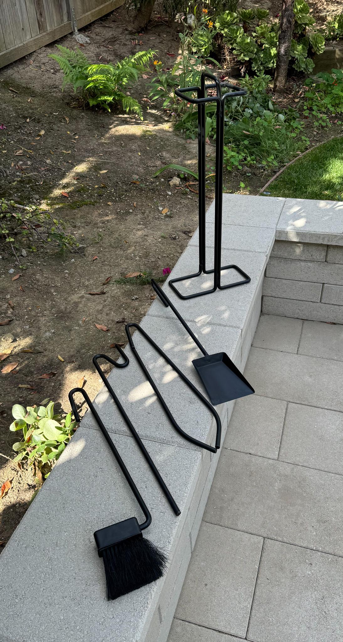Fer Outils de cheminée modernistes Ann Maes pour Mace-Line, vers 1977 en vente