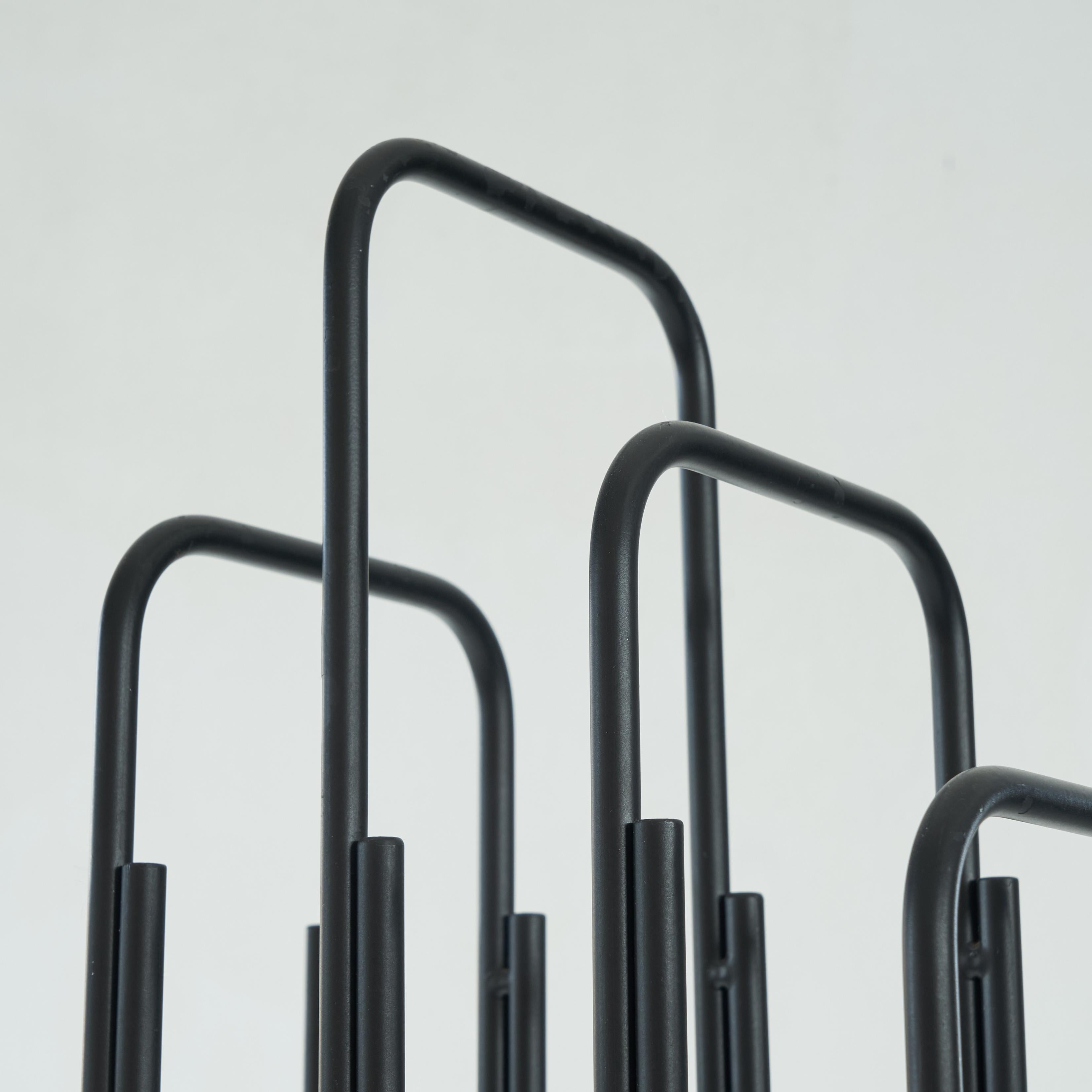 Ann Maes Porta-revistas / revistero modernista 1981 Metal en venta