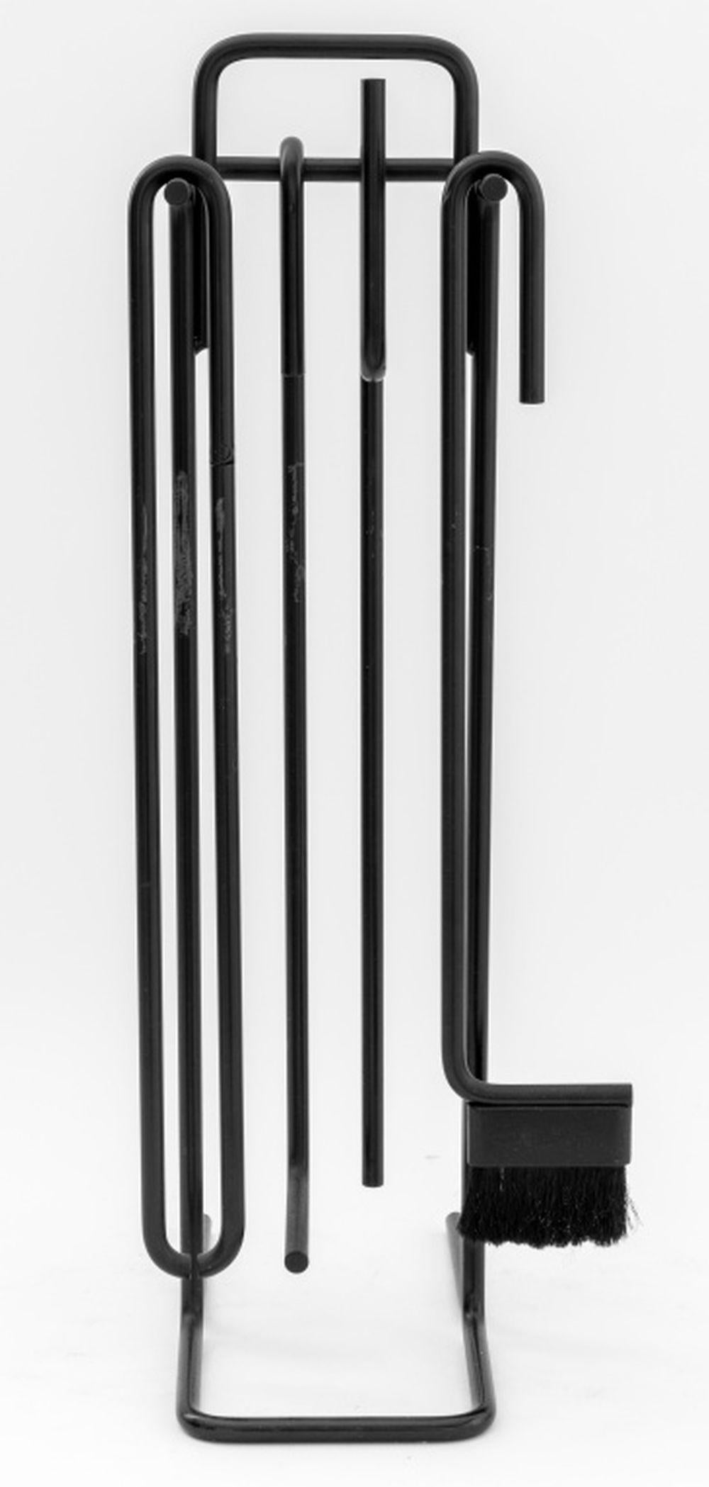 Ann Maes per Mace Line Cinque strumenti da fuoco in metallo patinato nero, comprendenti: spazzola, pinze, attizzatoio, pinza per tronchi e supporto. 25,25