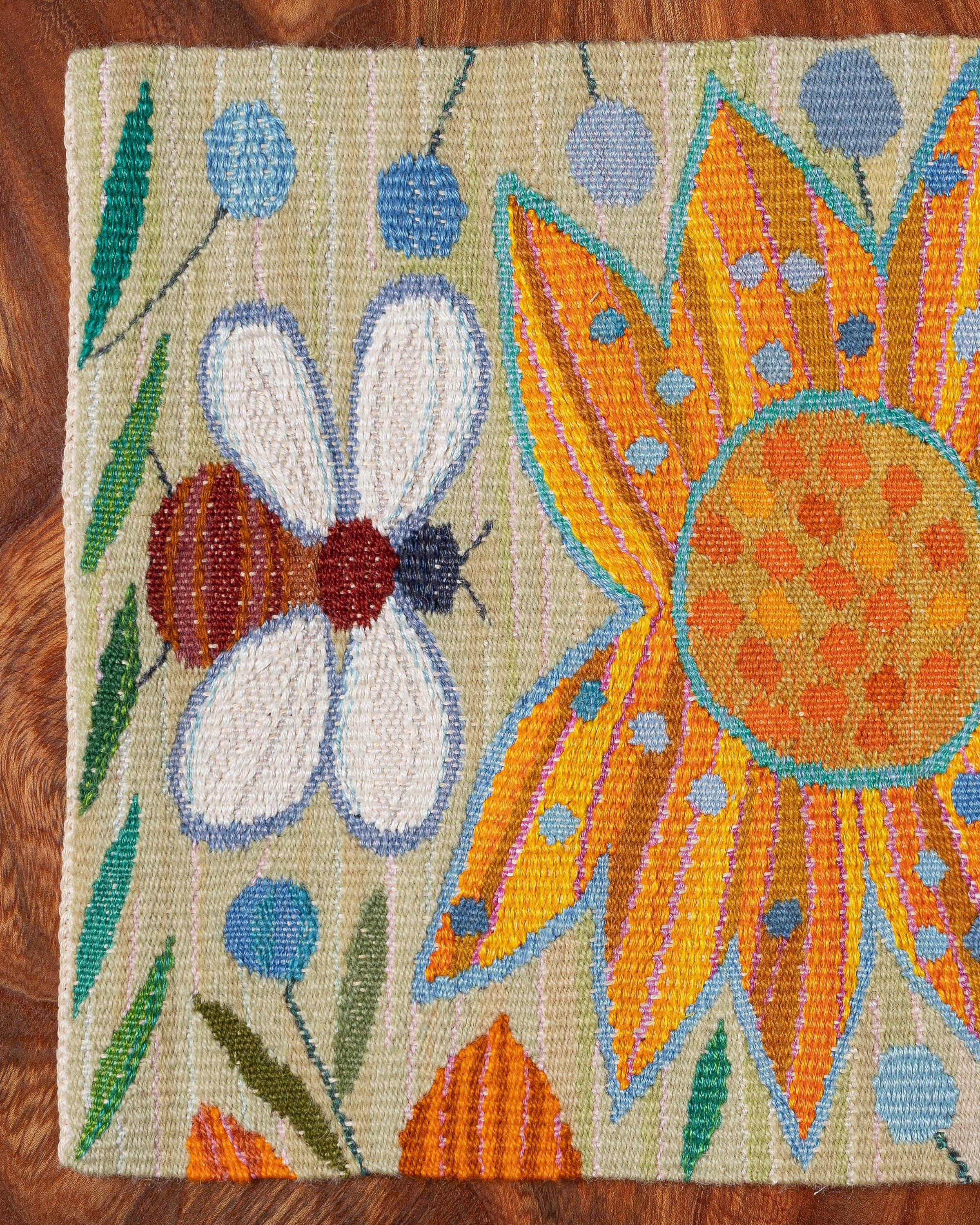 Ann-Mari Forsberg, handgewebter Wandteppich „Gul blomma med bi“ (Moderne der Mitte des Jahrhunderts) im Angebot