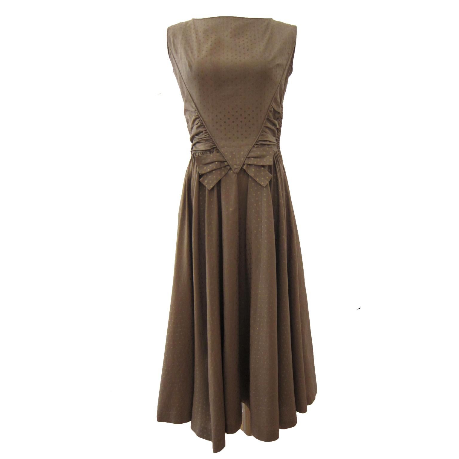 Iconic Ann Marsh New York golden beige dress from 1950s.
Beautifully gathered detail, piping finishing, a side zip opening.
Fits like US 6, EU 36
Measurements ; (flat lay)
Length : 115 cm
Underarm : 48 cm
Waist : 37 cm