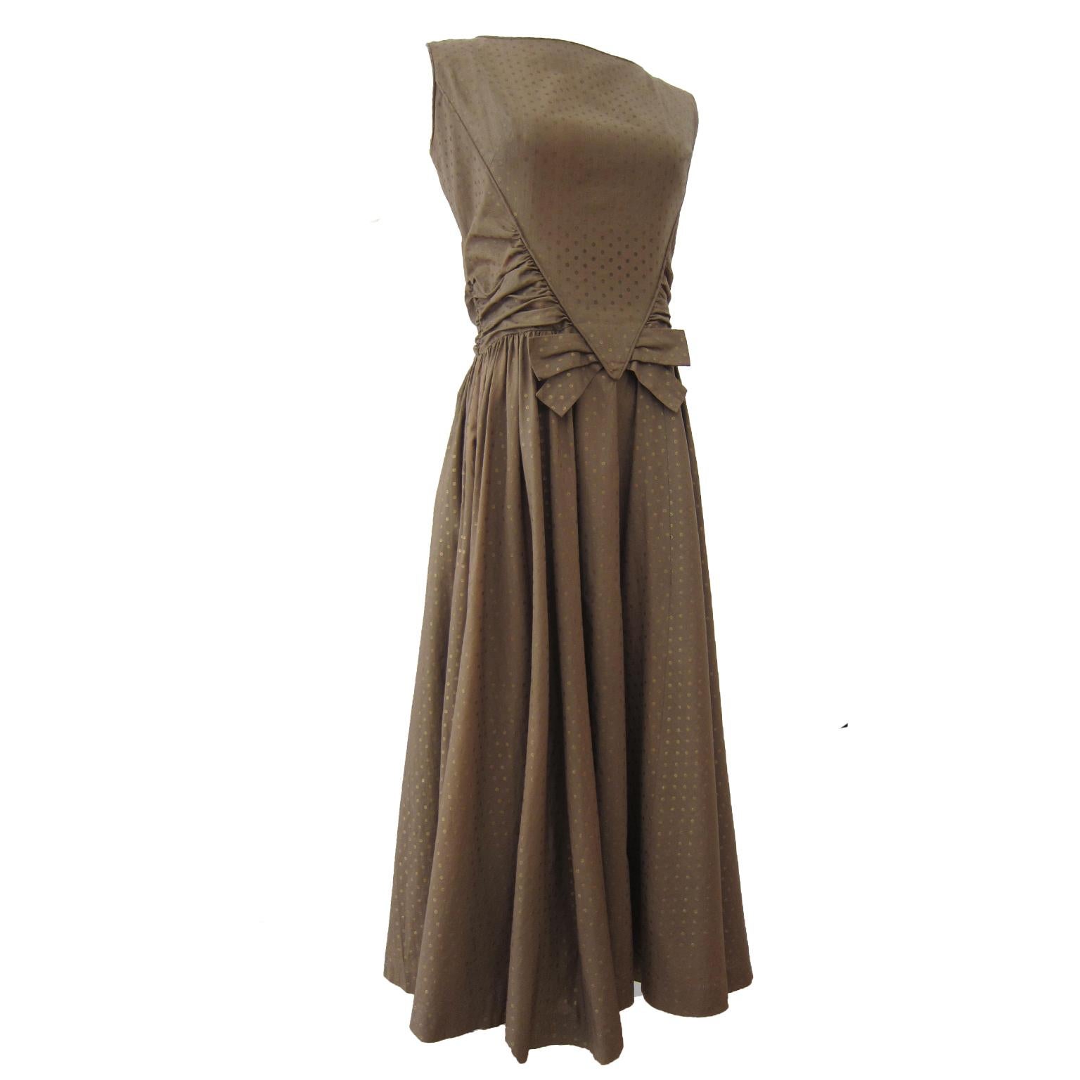 Ann Marsh NY Beigefarbenes Kleid mit goldenen Tupfen 1950er Jahre  im Zustand „Gut“ im Angebot in Berlin, DE
