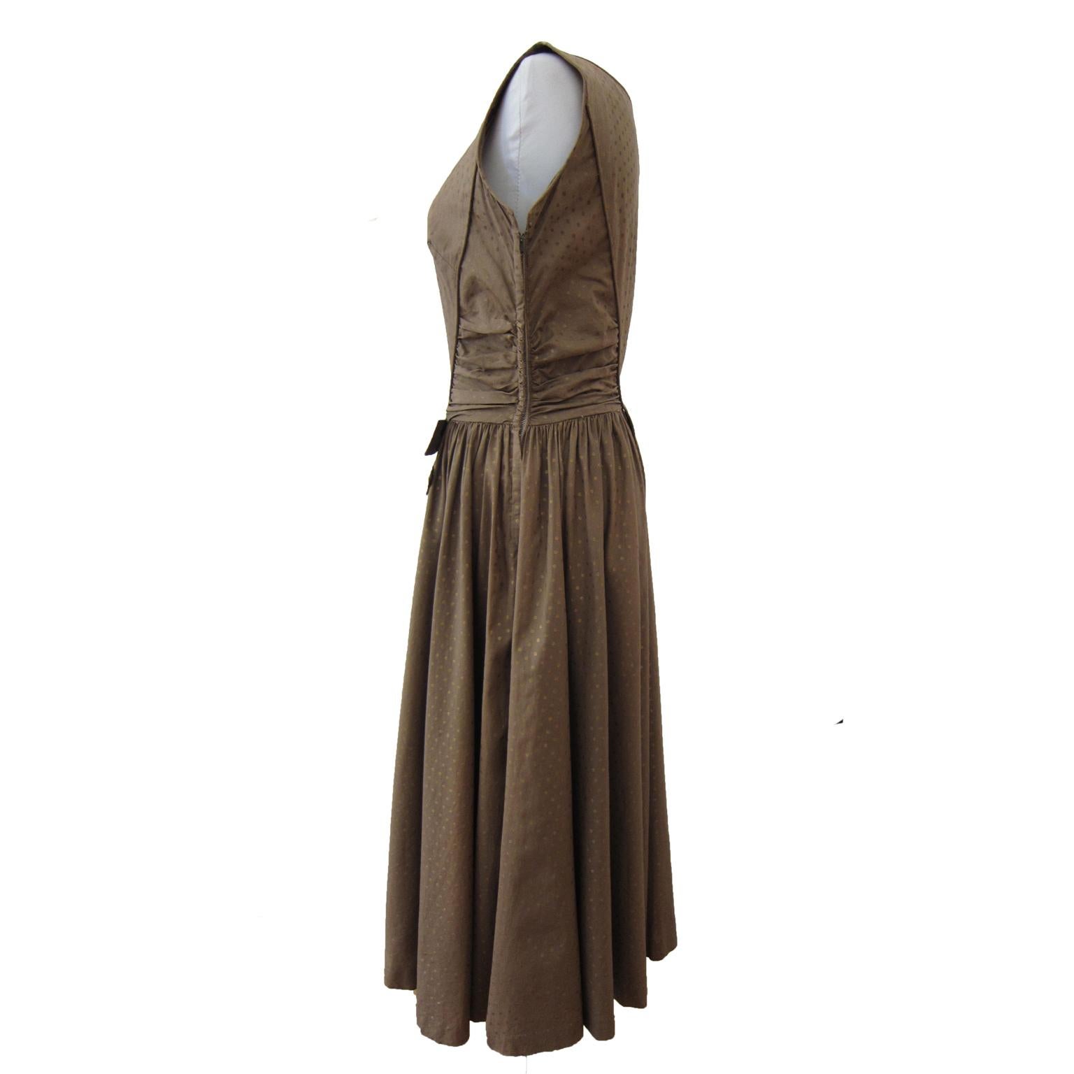 Ann Marsh NY Beigefarbenes Kleid mit goldenen Tupfen 1950er Jahre  Damen im Angebot