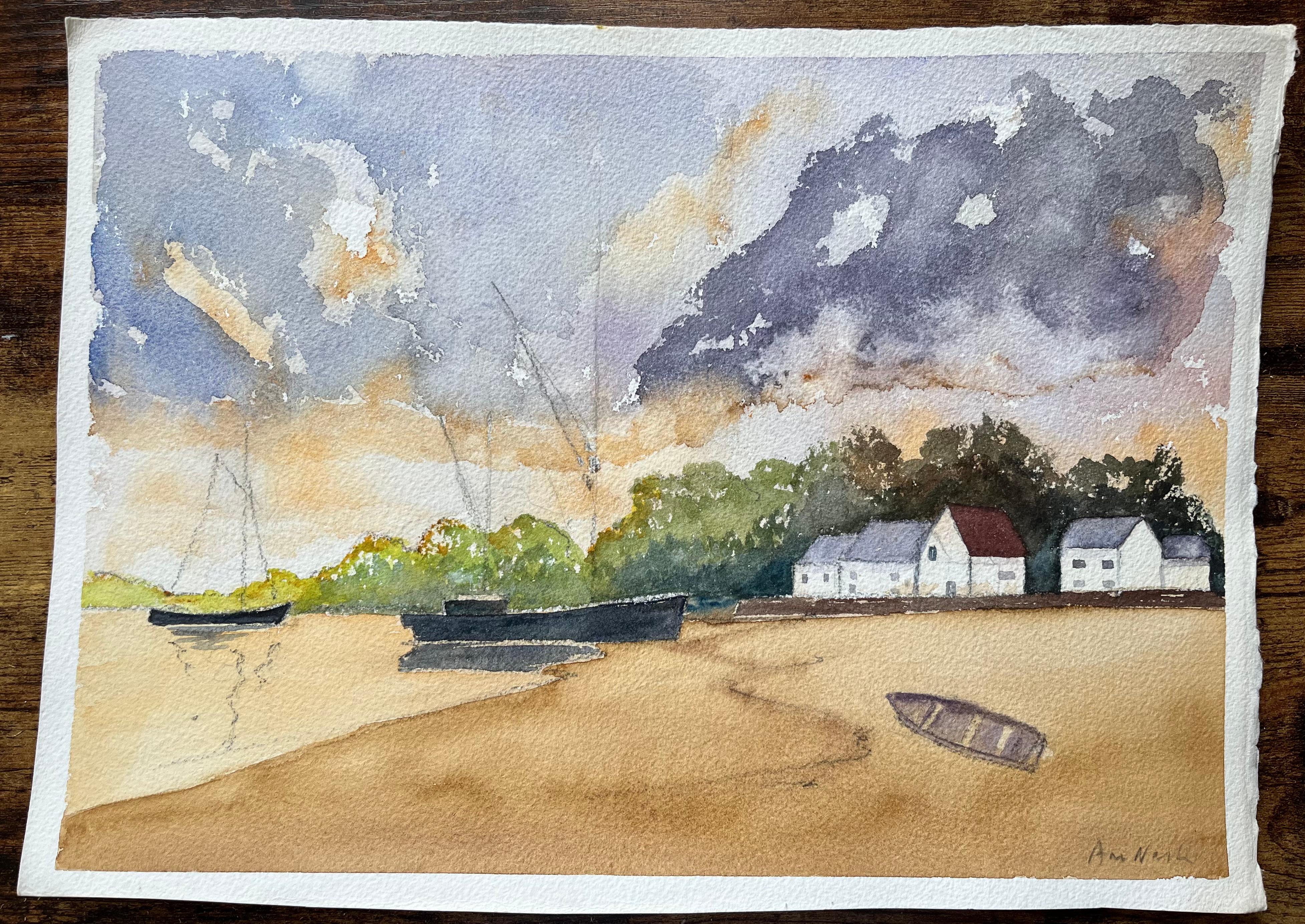 Küsten-Aquarellgemälde von Booten und weißen Häusern bei Sonnenuntergang – Painting von Ann Nash